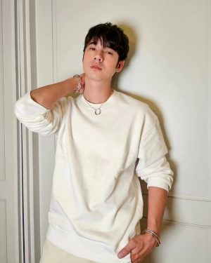 Mario Maurer Instagram - Here's to a Valentine's Day filled with love, laughter, and a little blue box 🩵

@tiffanyandco 
 #ATiffanyValentinesDay 
#TiffanyPartner