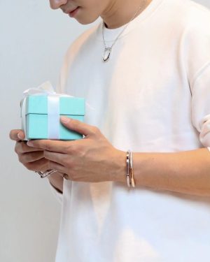 Mario Maurer Instagram - Here's to a Valentine's Day filled with love, laughter, and a little blue box 🩵

@tiffanyandco 
 #ATiffanyValentinesDay 
#TiffanyPartner
