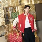 Mario Maurer Instagram - It's time to golden shine! พบกับป๊อปอัพ สโตร์ที่โดดเด่นด้วยลายตารางหมากรุก Damier สีทองจากคอลเลกชัน Spring/Summer 2024 ของ Louis Vuitton ได้แล้ววันนี้ที่ สยามพารากอนและเซ็นทรัล ภูเก็ต ฟลอเรสต้า @louisvuitton
