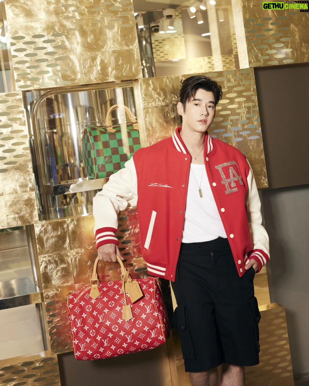 Mario Maurer Instagram - It's time to golden shine! พบกับป๊อปอัพ สโตร์ที่โดดเด่นด้วยลายตารางหมากรุก Damier สีทองจากคอลเลกชัน Spring/Summer 2024 ของ Louis Vuitton ได้แล้ววันนี้ที่ สยามพารากอนและเซ็นทรัล ภูเก็ต ฟลอเรสต้า @louisvuitton