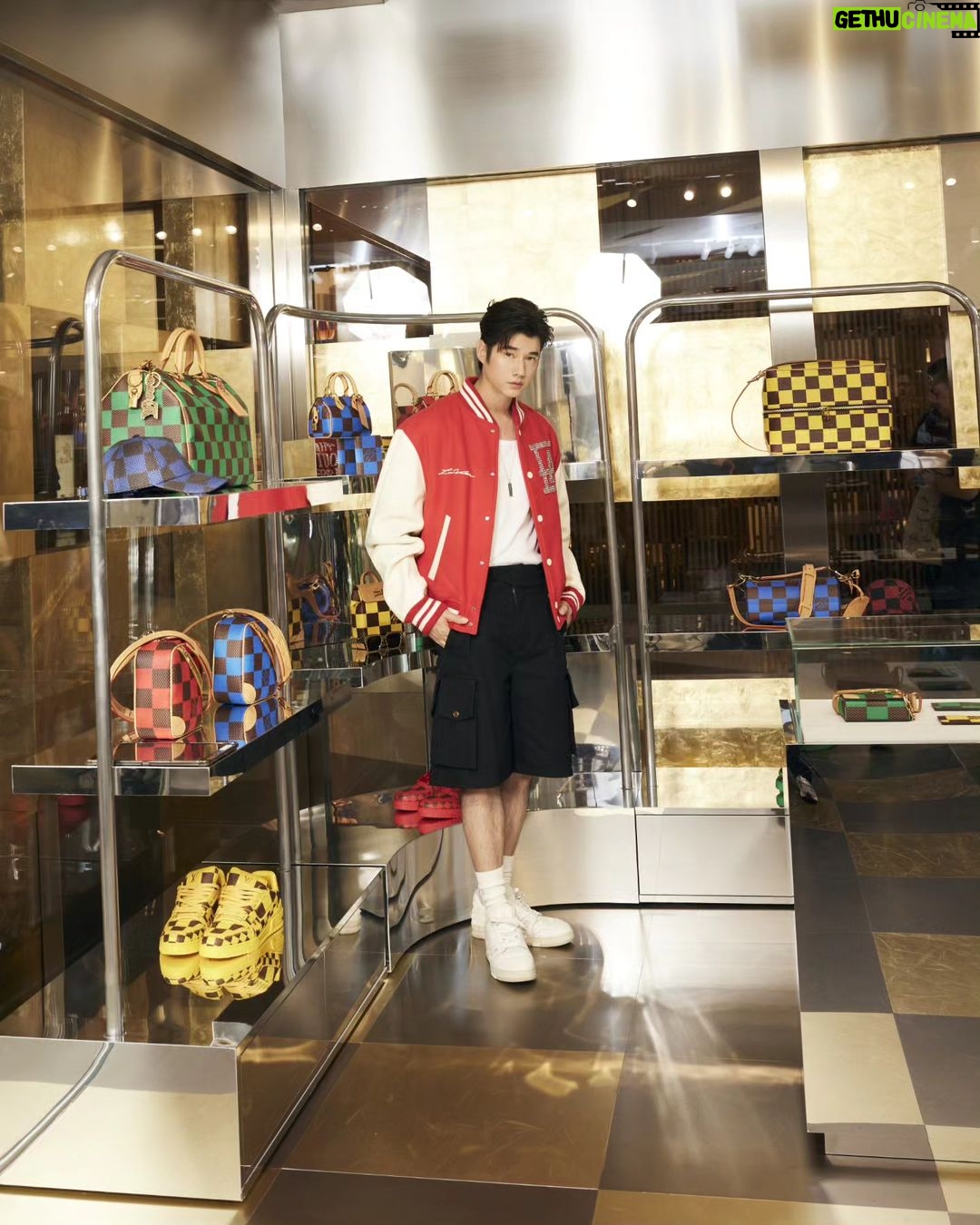 Mario Maurer Instagram - It's time to golden shine! พบกับป๊อปอัพ สโตร์ที่โดดเด่นด้วยลายตารางหมากรุก Damier สีทองจากคอลเลกชัน Spring/Summer 2024 ของ Louis Vuitton ได้แล้ววันนี้ที่ สยามพารากอนและเซ็นทรัล ภูเก็ต ฟลอเรสต้า @louisvuitton