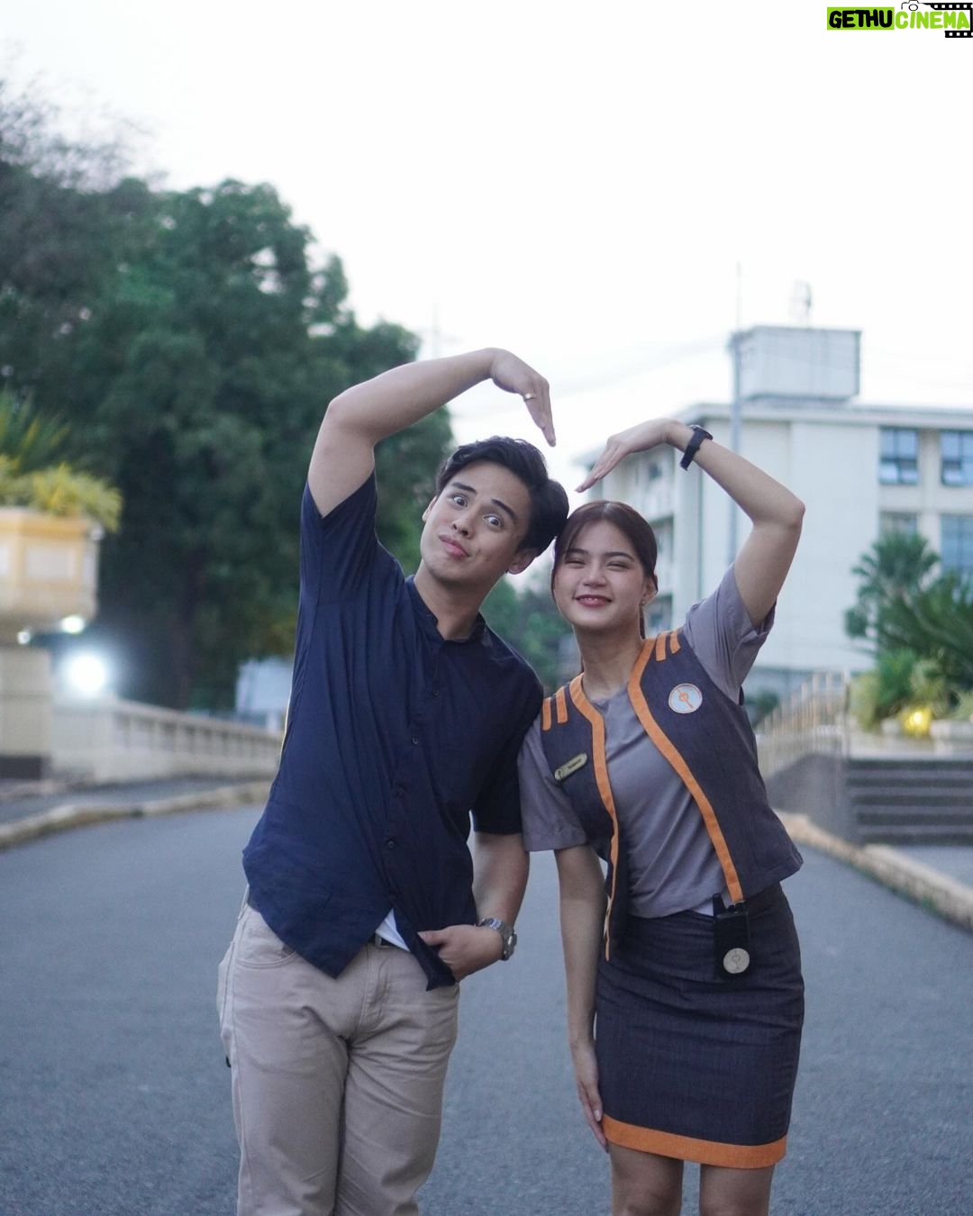 Maris Racal Instagram - Meet Sarah and Andrew ✨ Simula Sa Gitna now streaming on Prime Video! Directed by @tonetjadaone (direk thank you dito! mahal kita walang halong bola 🥺) Thank you @project8projects @animastudiosph and @primevideoph for this big big opportunity 🤍