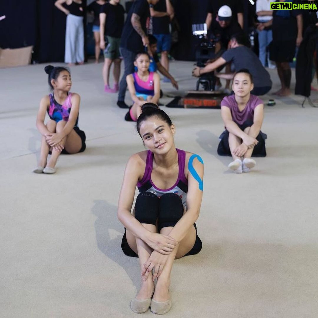 Maris Racal Instagram - SUNSHINE Directed by @tonetjadaone nung pinitch to saakin ni direk @tonetjadaone last 2020, umoo kaagad ako. iyak ako nang iyak after ko mabasa ang script (at kahit na ilang ulit ko siyang basahin, iyak parin ako haha) cut to ito na, patapos na kaming mag shoot at na grant pa nga ng funding (thank you so much @fdcpofficial !!! ) ito yung project na magiging proud ako na nagawa ko dahil sa sobrang ganda ng mensahe. Thank you direk ako napili mo :) kinda bittersweet na we are almost done filming. Sa film na to, I’ve grown so much as an actress at forever kong babaunin ang natutunan ko dito. Cant wait na mapanood niyo to. Kelan direk?