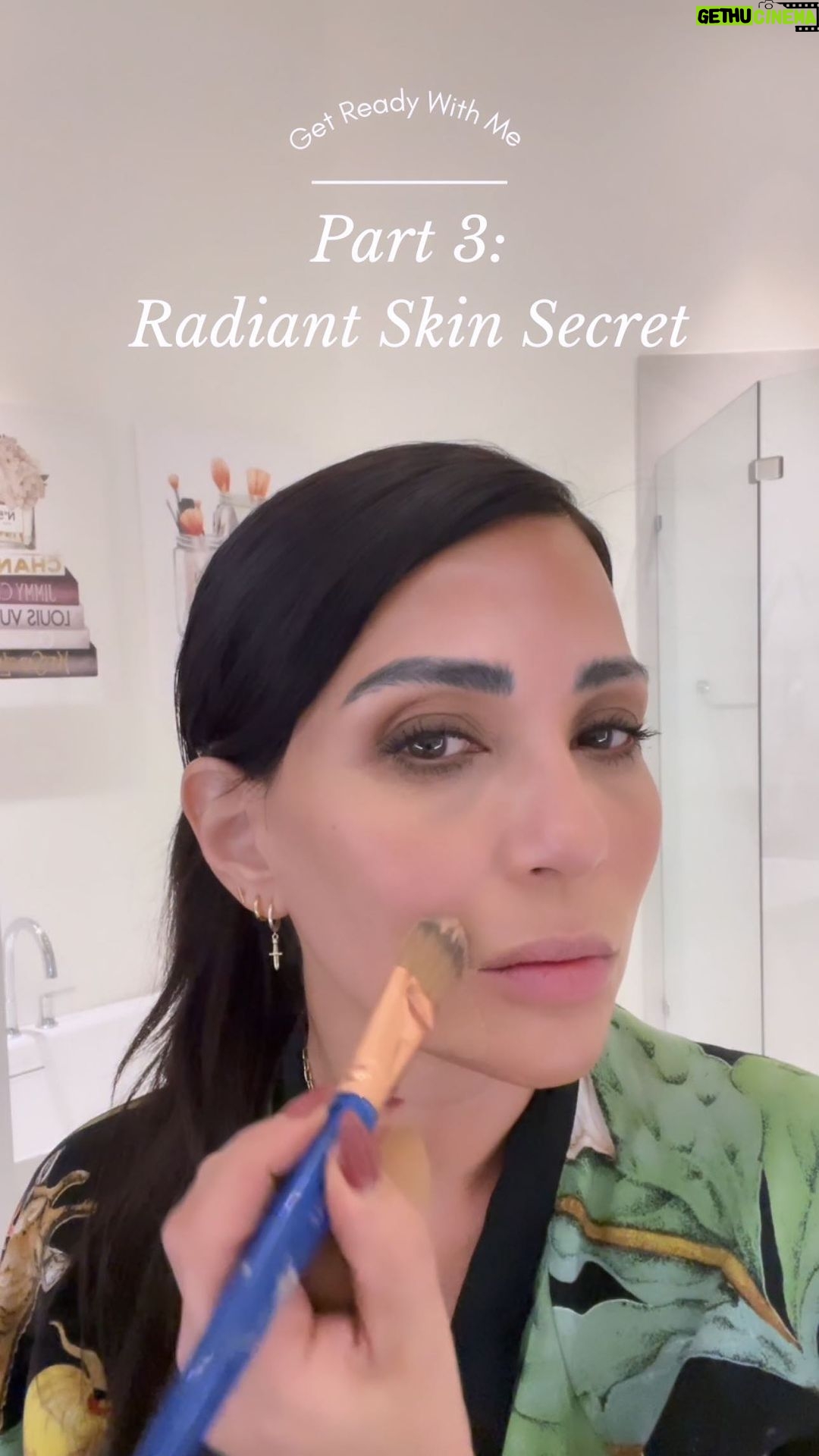 Marisol Nichols Instagram - Because glowing skin isn’t just for summer. 🍁 #fallmakeuplook