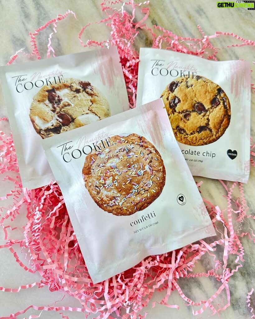 Marisol Nichols Instagram - The way to my heart is through a good cookie 🍪 What’s your favorite cookie flavor? Thanks @thenaughtycookie for the yummy treats!
