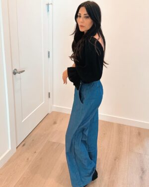 Marisol Nichols Instagram - If I had a uniform it would be jeans and black top. 🖤 #OOTD