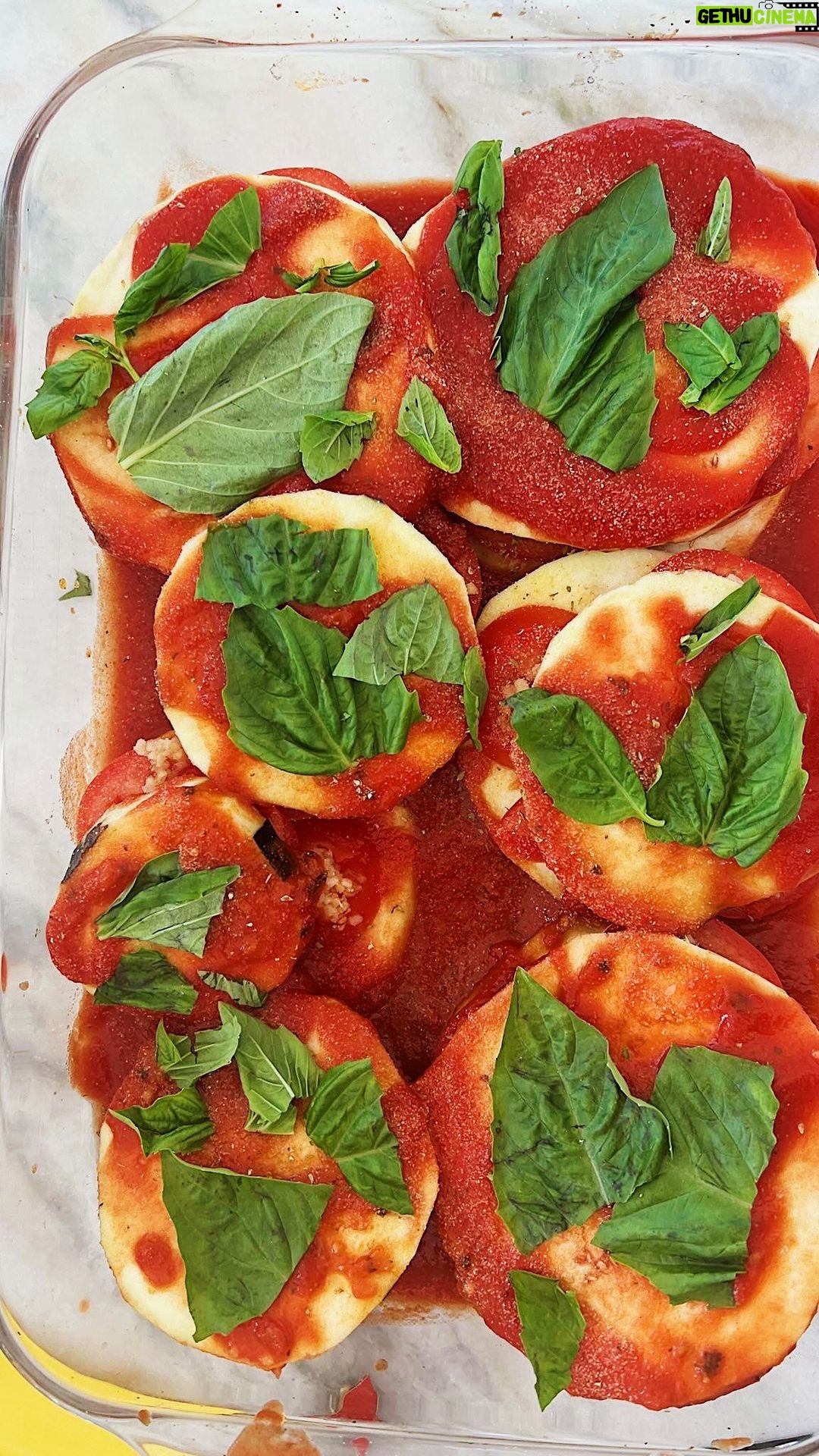Marisol Nichols Instagram - Prepping dinner 🍅🍴 Baked eggplant with tomato and basil 😍✨ #MealTime