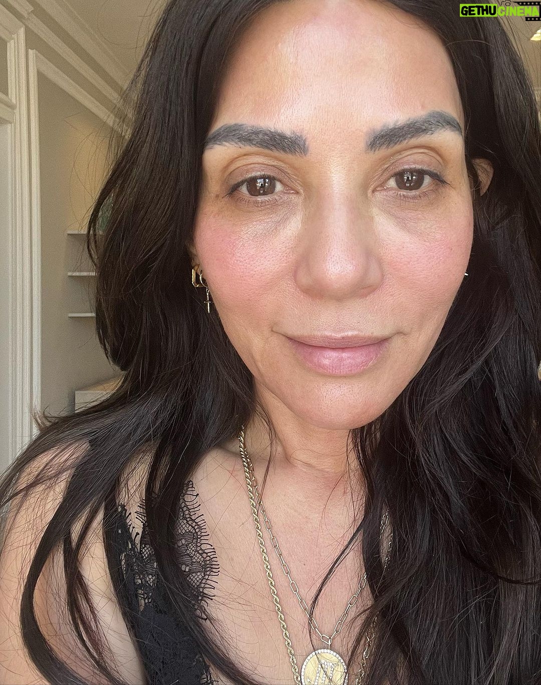 Marisol Nichols Instagram - When you find something that works…stick with it Whenever I travel for filming I seek out the local med spa’s and find who does Laser G whether I’m in Canada, Atlanta, or at home in LA #sundayskincare Los Angeles, California