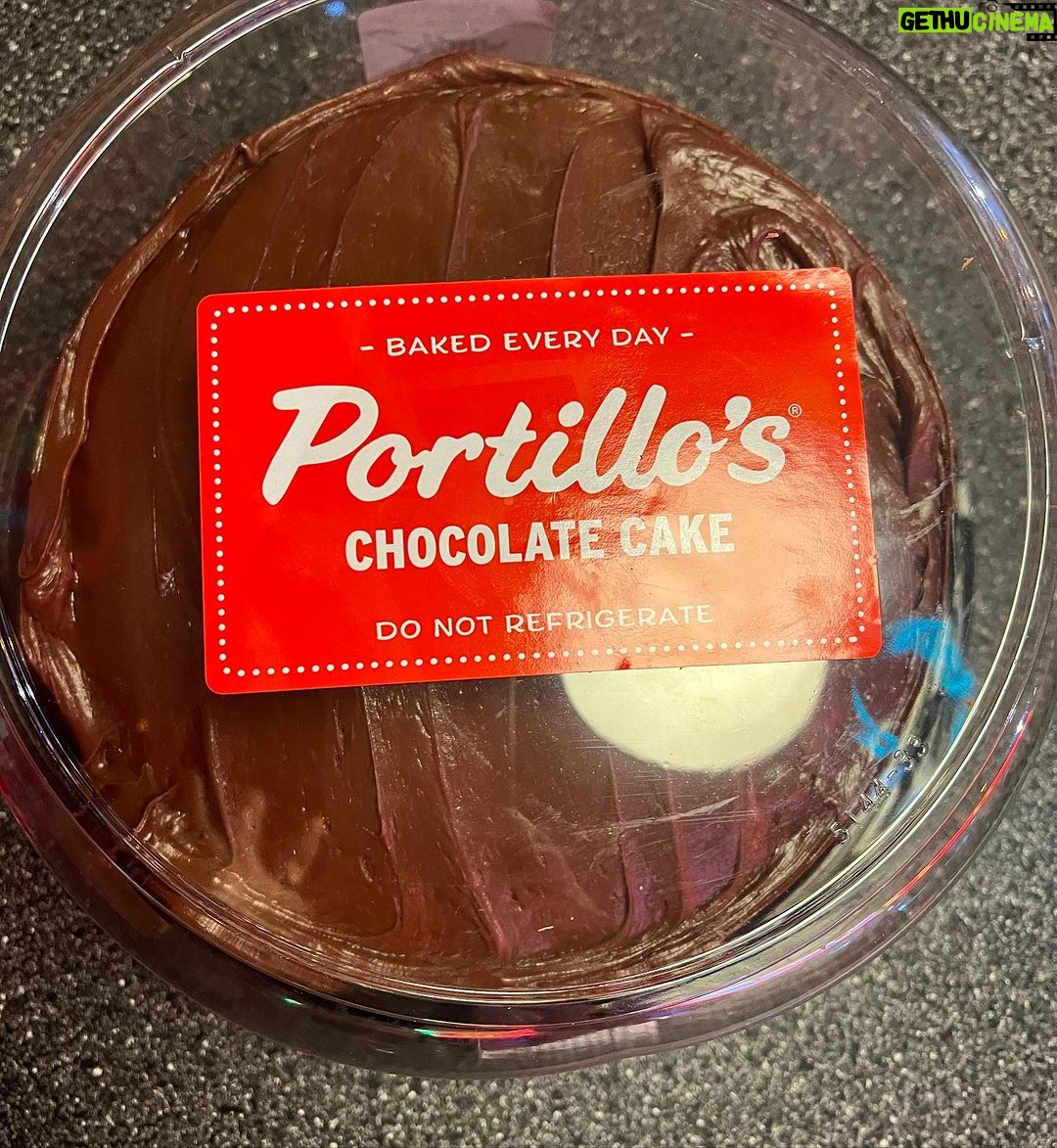 Marisol Nichols Instagram - So much ♥️ for my Chicago favorite fast food @portilloshotdogs No they’re not paying me for this and yes there’s a dog in there Hot dog 🌭 Italian beef Best chocolate cake ever #chitowngirl