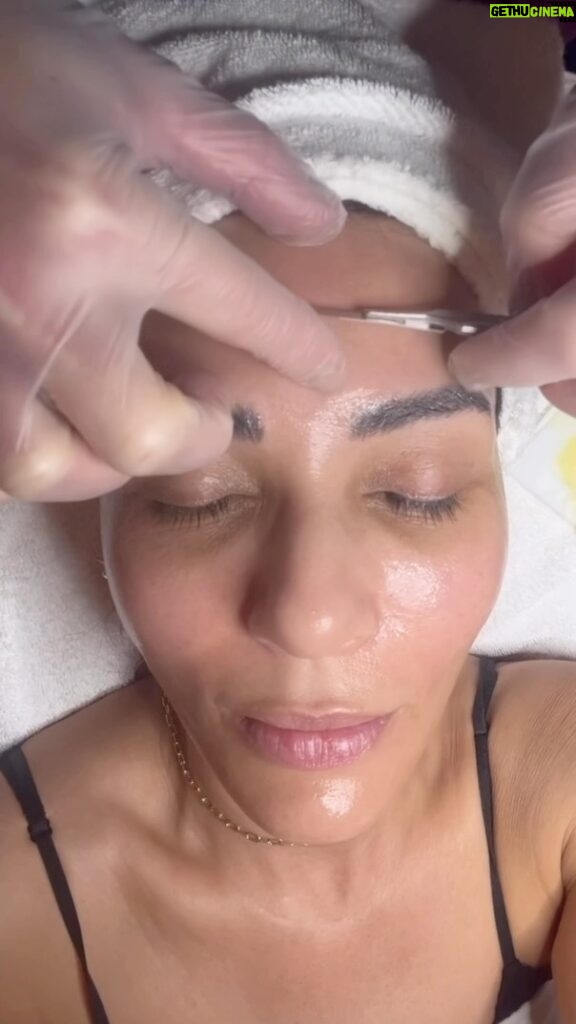 Marisol Nichols Instagram - Magic Glow Facial 💫 Thank you for always making me feel pretty 🥰 @joannavargasnyc Have you tried dermaplaning? What’re your thoughts?