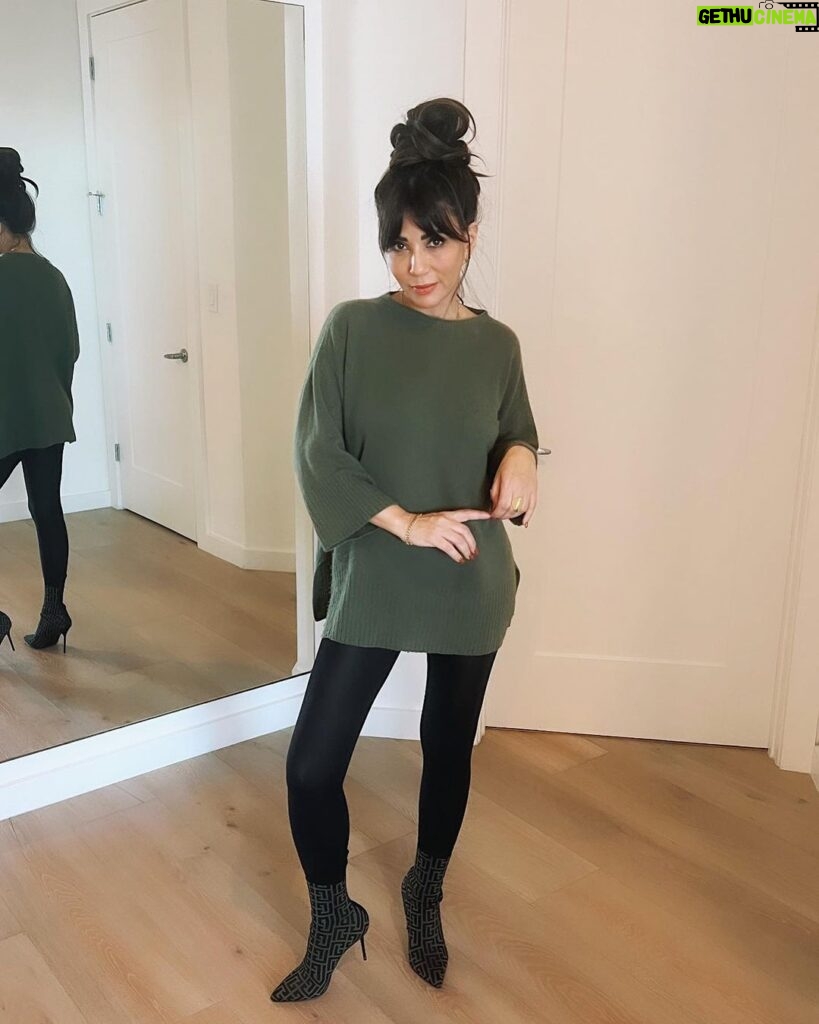 Marisol Nichols Instagram - Cozy…but make it fashion ✨ #mondaymood Sweater: @stefanel_official Boots: @fendi Leggings: @aritzia Ring: @traceenicholsjewelry