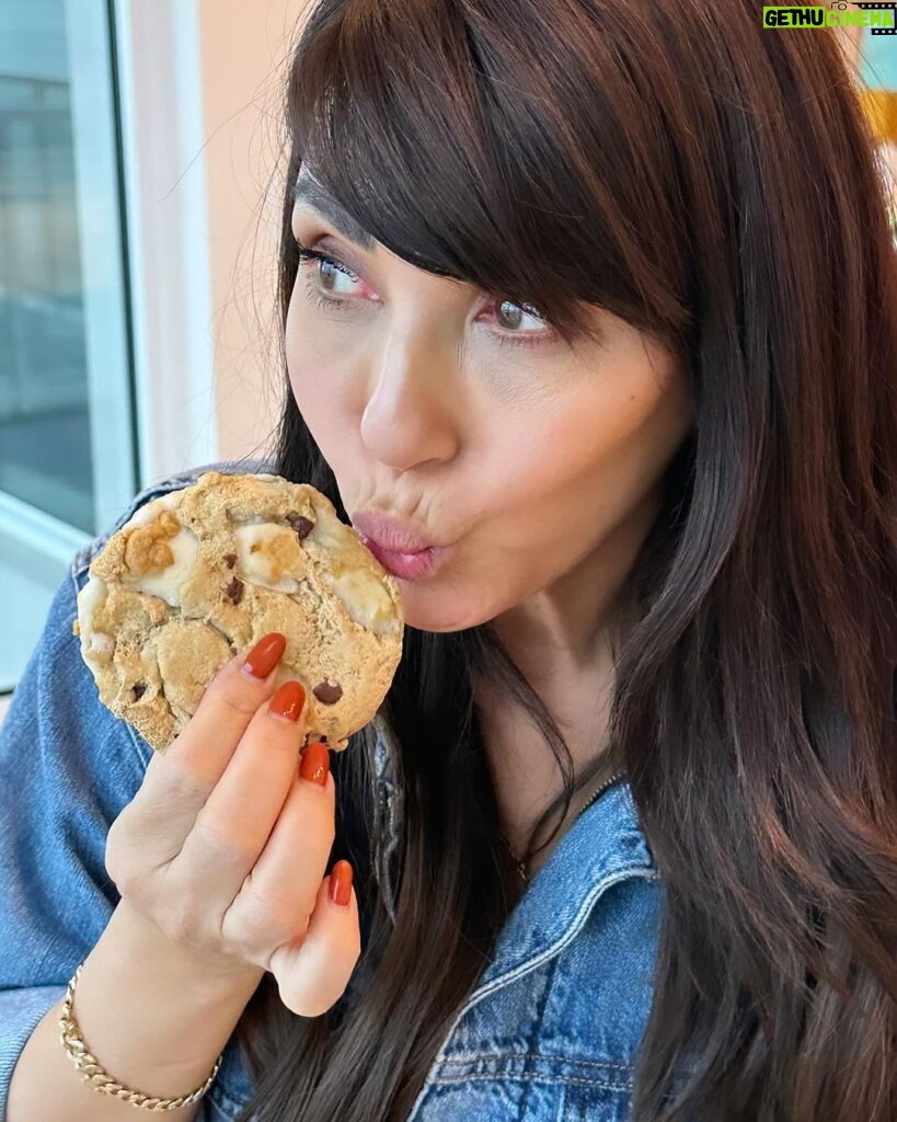 Marisol Nichols Instagram - The way to my heart is through a good cookie 🍪 What’s your favorite cookie flavor? Thanks @thenaughtycookie for the yummy treats!