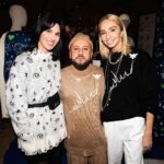 Mariya Efrosinina Instagram - Пожертвування на ментальне здоров’я українців сьогодні зупинились! Наш @masha.foundation має можливість реалізовувати всі свої проєкти за рахунок грантів та співпраці з великими бізнесами! Але запити на допомогу від жінок та дітей значно перебільшують допомогу, що поступає від донорів! Тому, коли в моєму телефоні роздається: «Маша, привіт! Робимо великий красивий благодійний проєкт, та хочемо, щоб кошти з нього йшли в твій Фонд!», я радію як дитина… А особливо, коли цей проєкт такий казковий! Мої талановиті друзі @monatik_official та бренд @t.mosca обʼєдналися та створили красивезну, теплу та надихаючу вʼязану колекцію одягу #КоханняКосмічнихМасштабів Важливо знати, що всі малюнки, що ви бачите на речах з цієї колекції, намальовані Дімою @monatik_official .. І це робить їх ще ексклюзивнішими. А про якість одягу я взагалі мовчу - в мене майже весь зимовий гардероб @t.mosca вже багато років. І дуже круто, що колекція розлітається! Вчора прихожу на зустріч із моєю хорошою знайомою, а вона вже у синьому светрі) Тож мерщій в ЦУМ за радістю та теплом! Тим самим ви подаруєте радість та тепло тим жінкам, життя яких сьогодні набагато важче ніж наше із вами! Дякую всім, хто прийшов на презентацію та підтримав нас! Ксю @ksu_shapo пишаюся тобою безмежно ❤️ ЦУМ Київ / TSUM Kyiv Department Store