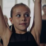 Mariya Efrosinina Instagram - Десять років тому ми почали відстоювати наші Гідність та Свободу.. За цей час відбулася така трансформація нашого народу, свідомості та любові до країни, що навряд чи хтось про таке читав у старих підручниках з історії. Ми ж почали писати свою історію.. І нажаль, вже майже два роки пишемо її кровʼю наших захисників та захисниць. Сьогодні також відзначаємо день Десанто- штурмових сил України! Їхні підрозділи перебувають в самому пеклі фронтових подій. Тож сьогодні для мене гідність - це бути гідною своїх співгромадян-воїнів, які мене захищають: ні на мить не забувати про те, що ціною їхніх життів я живу, смачно їм та займаюсь своєю улюбленою справою. Не забувати щодня донатити та використовувати всі мої можливості, щоб надавати їм сили та підтримку! Сьогодні свобода для мене - це непробита орками лінія фронту, а не все, що я вкладала в це поняття раніше! Це пронизливе відео зняв мій друг @levitski_lubomir Зберігаю його тут, як нагадування про все вищеописане! Слава Україні🇺🇦