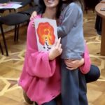 Mariya Efrosinina Instagram - 59-та зміна наших реабілітаційних таборів «Незламна Мама»! Пʼятдесят Девʼята!! Від усвідомлення того, скільки жінок вже отримали допомогу фахівців @masha.foundation , в мене перехоплює подих.. Від розуміння того, скільки наразі ще потребують допомоги, стає трохи моторошно.. А, головне, ситуація зі станами українок погіршується - у порівнянні з минулим роком показники жахливіші: вдів в кілька разів більше, втрати рідних - збільшення в десятки разів.. Але наша програма реабілітації працює: жінки набувають сил та повертають собі внутрішню опору. Наші фахівці, якими я безмежно пишаюсь, постійно додають нові види терапевтичних технік, постійно вдосконалюють нашу глибинну експертизу в роботі з посттравматичними синдромами. На цій зміні я побачила, що знов повернули плетіння захисних сіток для бійців.. плетуть вже білі, готуються до зими.. Тож, допомагаючи собі, наші жінки ще й допомагають захисникам. Все це до сліз! Я тішуся, коли бачу, що й дітки веселішають та не хочуть покидати табори, хоча на початку переживали, що їм не буде чим зайнятися 21 день… Коли я відвідую наші табори, я наповнююся енергією життя, бо відчуваю, як життя повертається до цих жінок і дітей!! Якщо, переживши найстрашніше, вони взмозі зайнятися своєю внутрішньою опорою, тоді ми всі зможемо!! Дівчата, всі, хто пройшов програму! Якщо ви читаєте це, знайте, я пишаюся вам !!