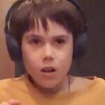 Mariya Efrosinina Instagram - Під час нещодавнього приїзду Олександра до Києва, нам з ним пощастило потрапити на парну сесію до дитячого психолога в нашому Центрі Ментального Здоровʼя «Незламна». Мій запит був в тому, що всі члени нашої родини розкидані по різних місцях - і це приносить багато страждань, особливо наймолодшому: він страшенно сумує за мною та татом. Наша психолог дала нам кілька важливих порад: - спілкування з татом по телефону має бути переважно про приємні речі. Вони часто робили разом домашку по відео дзвінках- так от тепер ми від цього відмовились, також бажано обмеження нарікань та повчань- дитині так легше хотіти зустрічі із татком, а не радіти, коли є можливість уникнути дзвінка, щоб не займатись. - мені ж вкотре нагадала про якість проведення часу, коли ми разом. Залучати до всього: прибирання, приготування їжі, разом чистити зуби та ЗАВЖДИ знаходити можливість відповісти на кожне питання мого «чомучки».. - із нових порад - це начитування йому казок голосовими повідомленнями, коли ми в розлуці. Тож сьогодні в нас були особливі, разом зроблені оладки з цукіні.