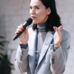 Mariya Efrosinina Instagram - Середній вік початку статевого життя в Україні — 14,4 років у хлопчиків та 15,1 у дівчаток- такі дані в UNICEF. А за даними Міністерства охорони здоровʼя тільки за 2018 рік 118 дівчат, молодших за 14 років, стали матерями, а понад 5700 народили у віці від 15 до 17 років. Ще найгірша ситуація із вірусом імунодефіциту- Україна посідає перше місце в Європі за швидкістю розповсюдження ВІЛ-інфекції. Як бачимо, питання сексуальної освіти стоїть гостро, тому днями відбувся відкритий діалог за участі @masha.foundation , Фонду Олени Пінчук @olenapinchuk_foundation та студії онлайн-освіти @edera_ua щодо стратегії реформування сексуальної освіти в Україні. В обговоренні взяв участь Міністр освіти та науки України Оксен Лісовий. Команда нашого давно займається тематикою статевого виховання та наслідками його відсутності, такими як домашне насилля чи гендерна дискримінація. Масштаби проблеми в Україні величезні, навіть прогресивні освічені люди, з якими я взаємодіяла на наших заходах, стигматизують тему сексу та сексуальності, табуюють її у своїх родинах ( погортайте карусель) На додаток, до сексуальної освіти ставляться як до того, що спонукатиме їхніх дітей до раннього початку сексуального життя, а це абсолютно не так. Згідно з дослідженням UNESCO, впровадження сексуальної освіти в школах сприяє підвищенню знань молоді про своє тіло і стосунки, ставлення до сексуального та репродуктивного здоровʼя, відстроченню віку початку статевого життя, частішому використанню засобів контрацепції. Ця зустріч була вкрай важливою з точки зору розуміння всіма сторонами, скільки викликів та перепон треба подолати, щоб наші діти нарешті перестали бачити в сучасних підручниках про те, що дівчина в короткій спідниці та з помадою на губах сама спонукає кривдника до насильницьких дій..