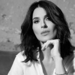 Mariya Efrosinina Instagram - Моя пристрасть до якісних серіалів дедалі більше отримує «подарунки» у вигляді українських картин. І як же я тішуся, коли їх розміщує у себе одна з найвідоміших платформ світу Netflix. Там я і подивилась «Перші дні» - серіал, який просто пробив мене: повернув в ті переживання початку вторгнення, від яких досі холоне кров. Але я вважаю, що такі фільми потрібно і знімати, і дивитися, і показувати світу - це історія українців назавжди. Такі різні долі показані в «Перших днях» - але всі об’єднані відвагою, мужністю і готовністю боротися і захищати свою сім’ї та країну. Ось лише один з сюжетів, який зачепив мене: історія одностатевої пари, де під час повномасштабного вторгнення одна з мам залишається працювати в лікарні, а інша хоче вивезти сина закордон та боїться через відсутність всіх документів. І в такий непростий час, вона змушена тримати все під контролем і залишатися сильною, щоб заспокоювати сина. А скільки таких історій трапилося в реальному житті - важко і гірко уявляти. Скільки складних рішень довелося прийняти. І, на жаль, ще доведеться. Словом, рекомендую! Ті, хто не має Netflix, ви зможете подивитися серіал на «1+1» вже сьогодні та завтра о 22:15. *Проєкт створено за підтримки Агентства США з Міжнародного Розвитку (USAID). Хто вже подивися, діліться думками- цікаво яка з історій зачепила саме вас.