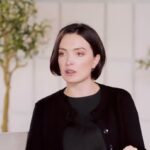 Mariya Efrosinina Instagram - Вперше я побачила її в «Розсміши коміка».. І раптом бац…афіши з анонсами її сольників у Жовтневому висять всією столицею.. Між її виступом перед Зеленським та Кошевим та виступом із соло стендапом перед переповненою залою з 4000 шанувальників пройшло лише пʼять років! Лєра Мандзюк @mandziuk.selera бесперечно дуже особлива. Вона магнетизує з перших хвилин розмови. Ти постійно перебуваєш у внутрішньому аналізі цієї дівчини: вона зараз серйозно чи жартує? її життєвий досвід більший ніж у когось в два рази старшого; її прямолінійність і шокує, і видає її ранимість.. Історія життя Лєри кінематографічна, але не казковістю, а кількістю стін зі стигми, через які довелося пройти! Такі розмови зараз треба слухати. Вони дивним чином надають сили. Ну, і звісно, дар обжартувати навіть важкі речі, перетворюють це інтерв’ю схожим на жанрові гойдалки! Інтерв’ю вже на моєму каналі. Посилання в профілі #інджой
