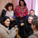 Mariya Efrosinina Instagram - Сьогодні «Фонду Маша» виповнюється три роки!!! Я подумала, що абсолютно логічно зараз було б розповісти вам про всі наші результати роботи та надбання… і передумала… Адже ви зовсім, зовсім нічого не знаєте про життя нашої жіночої спільноти під назвою @masha.foundation , маю на увазі, про те, чим ми, ті хто на сьогодні надали допомогу тисячам жінок та дітей, живемо та рушимо цей світ! Тож, мені хочеться розказати вам трохи цікавих фактів про нас , які ви точно ніколи не зустрічали на наших ресурсах: 💜 Назву Фонду придумала моя компаньйонка та співзасновниця Ксана Нечипоренко @ksanan . Тобто це вона ( а не моє марнославство) сказала, що будемо називатися «Фонд Маша». 💜 В березні 2022 наша команда нараховувала три людин: Ксана та я, плюс наша фантастична директорка @tania_muratkina .. В мене була на той час ще особиста асистентка Настя, але.. 👇🏻 💜 Настя пішла від мене і влаштувалась на роботу в…. «Фонд Маша» менеджером проєктів. Дівчинко, як мені тебе не вистачає, але для Фонду ти- талісман, бо ми ніколи не забудемо, як ти власноручно запакувала того березня 2000 боксів гуманітарної допомоги для дітей, і не впріла) 💜 На сьогодні сумарно в нашій організації працює близько 150 людей ( пишу, й мурашки). Доречі, ми побачилися очно з командою вперше через 12 місяців після початку повномасштабного вторгнення. 💜 За два роки існування @masha.foundation ми жодного разу не бачили очно одну з наших ключових менеджерок Лесю- вона космічно ефективно працює віддалено! 💜 Щодня хтось з нашої команди обов’язково витрачає кілька годин свого життя, щоб вмовити потенційного донора на фінансування. Але всі назавжди навчені одним випадком, який відбувся зі мною : мені сказали, що зі мною хоче поспілкуватися один дуууууже заможний американський бізнесмен, який дуууууже переймається долею українських жінок та дітей та хоче дууууже допомогти! Я зупинила роботу всіх- ми за кілька годин підготували презентацію всіх наших напрямків англійською мовою. Потім ще дві години я англійською по зуму як на державному іспиті відповідала йому на купу запитань типу «а як ви перевіряєте, що її зґвалтували?» По ітогу, цей супер багатий чєл. перевів на рахунок Фонду 500$. Далі буде…