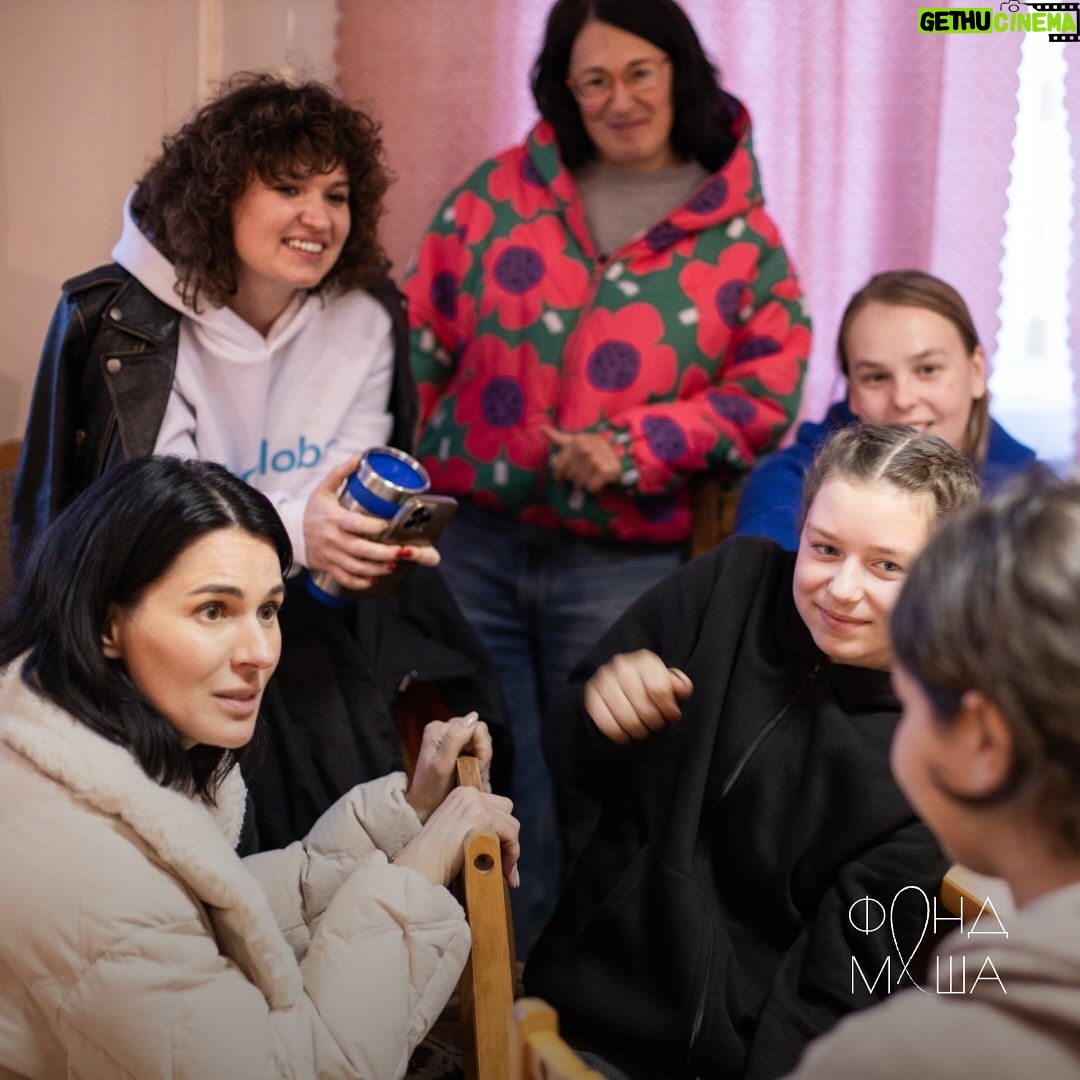 Mariya Efrosinina Instagram - Сьогодні «Фонду Маша» виповнюється три роки!!! Я подумала, що абсолютно логічно зараз було б розповісти вам про всі наші результати роботи та надбання… і передумала… Адже ви зовсім, зовсім нічого не знаєте про життя нашої жіночої спільноти під назвою @masha.foundation , маю на увазі, про те, чим ми, ті хто на сьогодні надали допомогу тисячам жінок та дітей, живемо та рушимо цей світ! Тож, мені хочеться розказати вам трохи цікавих фактів про нас , які ви точно ніколи не зустрічали на наших ресурсах: 💜 Назву Фонду придумала моя компаньйонка та співзасновниця Ксана Нечипоренко @ksanan . Тобто це вона ( а не моє марнославство) сказала, що будемо називатися «Фонд Маша». 💜 В березні 2022 наша команда нараховувала три людин: Ксана та я, плюс наша фантастична директорка @tania_muratkina .. В мене була на той час ще особиста асистентка Настя, але.. 👇🏻 💜 Настя пішла від мене і влаштувалась на роботу в…. «Фонд Маша» менеджером проєктів. Дівчинко, як мені тебе не вистачає, але для Фонду ти- талісман, бо ми ніколи не забудемо, як ти власноручно запакувала того березня 2000 боксів гуманітарної допомоги для дітей, і не впріла) 💜 На сьогодні сумарно в нашій організації працює близько 150 людей ( пишу, й мурашки). Доречі, ми побачилися очно з командою вперше через 12 місяців після початку повномасштабного вторгнення. 💜 За два роки існування @masha.foundation ми жодного разу не бачили очно одну з наших ключових менеджерок Лесю- вона космічно ефективно працює віддалено! 💜 Щодня хтось з нашої команди обов’язково витрачає кілька годин свого життя, щоб вмовити потенційного донора на фінансування. Але всі назавжди навчені одним випадком, який відбувся зі мною : мені сказали, що зі мною хоче поспілкуватися один дуууууже заможний американський бізнесмен, який дуууууже переймається долею українських жінок та дітей та хоче дууууже допомогти! Я зупинила роботу всіх- ми за кілька годин підготували презентацію всіх наших напрямків англійською мовою. Потім ще дві години я англійською по зуму як на державному іспиті відповідала йому на купу запитань типу «а як ви перевіряєте, що її зґвалтували?» По ітогу, цей супер багатий чєл. перевів на рахунок Фонду 500$. Далі буде…
