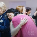Mariya Efrosinina Instagram - Сьогодні «Фонду Маша» виповнюється три роки!!! Я подумала, що абсолютно логічно зараз було б розповісти вам про всі наші результати роботи та надбання… і передумала… Адже ви зовсім, зовсім нічого не знаєте про життя нашої жіночої спільноти під назвою @masha.foundation , маю на увазі, про те, чим ми, ті хто на сьогодні надали допомогу тисячам жінок та дітей, живемо та рушимо цей світ! Тож, мені хочеться розказати вам трохи цікавих фактів про нас , які ви точно ніколи не зустрічали на наших ресурсах: 💜 Назву Фонду придумала моя компаньйонка та співзасновниця Ксана Нечипоренко @ksanan . Тобто це вона ( а не моє марнославство) сказала, що будемо називатися «Фонд Маша». 💜 В березні 2022 наша команда нараховувала три людин: Ксана та я, плюс наша фантастична директорка @tania_muratkina .. В мене була на той час ще особиста асистентка Настя, але.. 👇🏻 💜 Настя пішла від мене і влаштувалась на роботу в…. «Фонд Маша» менеджером проєктів. Дівчинко, як мені тебе не вистачає, але для Фонду ти- талісман, бо ми ніколи не забудемо, як ти власноручно запакувала того березня 2000 боксів гуманітарної допомоги для дітей, і не впріла) 💜 На сьогодні сумарно в нашій організації працює близько 150 людей ( пишу, й мурашки). Доречі, ми побачилися очно з командою вперше через 12 місяців після початку повномасштабного вторгнення. 💜 За два роки існування @masha.foundation ми жодного разу не бачили очно одну з наших ключових менеджерок Лесю- вона космічно ефективно працює віддалено! 💜 Щодня хтось з нашої команди обов’язково витрачає кілька годин свого життя, щоб вмовити потенційного донора на фінансування. Але всі назавжди навчені одним випадком, який відбувся зі мною : мені сказали, що зі мною хоче поспілкуватися один дуууууже заможний американський бізнесмен, який дуууууже переймається долею українських жінок та дітей та хоче дууууже допомогти! Я зупинила роботу всіх- ми за кілька годин підготували презентацію всіх наших напрямків англійською мовою. Потім ще дві години я англійською по зуму як на державному іспиті відповідала йому на купу запитань типу «а як ви перевіряєте, що її зґвалтували?» По ітогу, цей супер багатий чєл. перевів на рахунок Фонду 500$. Далі буде…