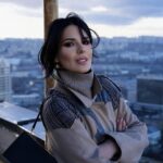 Mariya Efrosinina Instagram - Останнім часом мене не покидає відчуття, що світ поглинає темрява. Всі щілини, через які я бачила світло надії, стають вужчими.. Я розмірковую багато над тим, що сьогодні є надією для мене? Бо донедавна нею була віра в те, що все буде добре. Сьогодні ж моя надія- це віра в те, що все, що ми робимо зараз, ми робимо не дарма… Kyiv, Ukraine