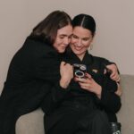 Mariya Efrosinina Instagram - Сьогодні «Фонду Маша» виповнюється три роки!!! Я подумала, що абсолютно логічно зараз було б розповісти вам про всі наші результати роботи та надбання… і передумала… Адже ви зовсім, зовсім нічого не знаєте про життя нашої жіночої спільноти під назвою @masha.foundation , маю на увазі, про те, чим ми, ті хто на сьогодні надали допомогу тисячам жінок та дітей, живемо та рушимо цей світ! Тож, мені хочеться розказати вам трохи цікавих фактів про нас , які ви точно ніколи не зустрічали на наших ресурсах: 💜 Назву Фонду придумала моя компаньйонка та співзасновниця Ксана Нечипоренко @ksanan . Тобто це вона ( а не моє марнославство) сказала, що будемо називатися «Фонд Маша». 💜 В березні 2022 наша команда нараховувала три людин: Ксана та я, плюс наша фантастична директорка @tania_muratkina .. В мене була на той час ще особиста асистентка Настя, але.. 👇🏻 💜 Настя пішла від мене і влаштувалась на роботу в…. «Фонд Маша» менеджером проєктів. Дівчинко, як мені тебе не вистачає, але для Фонду ти- талісман, бо ми ніколи не забудемо, як ти власноручно запакувала того березня 2000 боксів гуманітарної допомоги для дітей, і не впріла) 💜 На сьогодні сумарно в нашій організації працює близько 150 людей ( пишу, й мурашки). Доречі, ми побачилися очно з командою вперше через 12 місяців після початку повномасштабного вторгнення. 💜 За два роки існування @masha.foundation ми жодного разу не бачили очно одну з наших ключових менеджерок Лесю- вона космічно ефективно працює віддалено! 💜 Щодня хтось з нашої команди обов’язково витрачає кілька годин свого життя, щоб вмовити потенційного донора на фінансування. Але всі назавжди навчені одним випадком, який відбувся зі мною : мені сказали, що зі мною хоче поспілкуватися один дуууууже заможний американський бізнесмен, який дуууууже переймається долею українських жінок та дітей та хоче дууууже допомогти! Я зупинила роботу всіх- ми за кілька годин підготували презентацію всіх наших напрямків англійською мовою. Потім ще дві години я англійською по зуму як на державному іспиті відповідала йому на купу запитань типу «а як ви перевіряєте, що її зґвалтували?» По ітогу, цей супер багатий чєл. перевів на рахунок Фонду 500$. Далі буде…