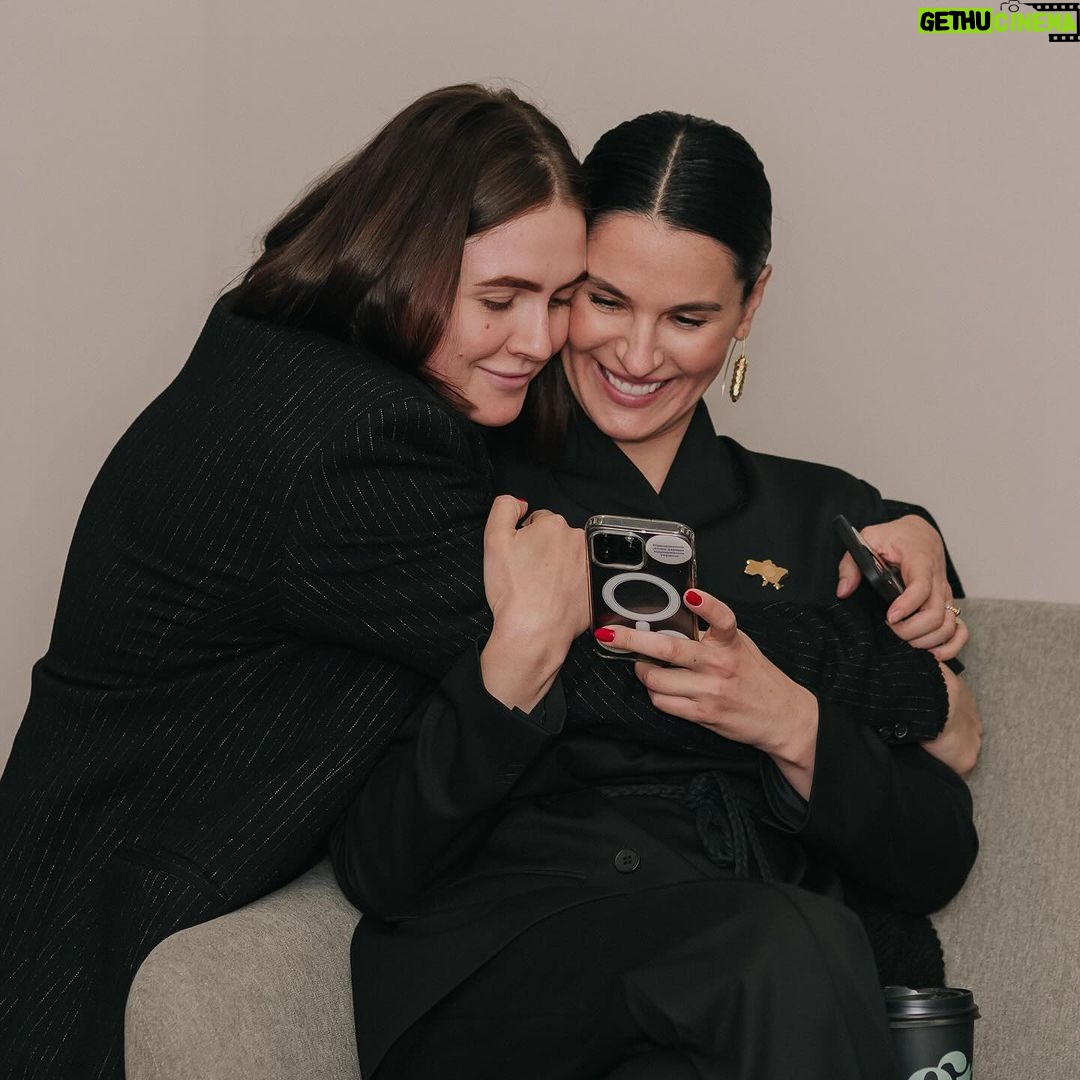 Mariya Efrosinina Instagram - Сьогодні «Фонду Маша» виповнюється три роки!!! Я подумала, що абсолютно логічно зараз було б розповісти вам про всі наші результати роботи та надбання… і передумала… Адже ви зовсім, зовсім нічого не знаєте про життя нашої жіночої спільноти під назвою @masha.foundation , маю на увазі, про те, чим ми, ті хто на сьогодні надали допомогу тисячам жінок та дітей, живемо та рушимо цей світ! Тож, мені хочеться розказати вам трохи цікавих фактів про нас , які ви точно ніколи не зустрічали на наших ресурсах: 💜 Назву Фонду придумала моя компаньйонка та співзасновниця Ксана Нечипоренко @ksanan . Тобто це вона ( а не моє марнославство) сказала, що будемо називатися «Фонд Маша». 💜 В березні 2022 наша команда нараховувала три людин: Ксана та я, плюс наша фантастична директорка @tania_muratkina .. В мене була на той час ще особиста асистентка Настя, але.. 👇🏻 💜 Настя пішла від мене і влаштувалась на роботу в…. «Фонд Маша» менеджером проєктів. Дівчинко, як мені тебе не вистачає, але для Фонду ти- талісман, бо ми ніколи не забудемо, як ти власноручно запакувала того березня 2000 боксів гуманітарної допомоги для дітей, і не впріла) 💜 На сьогодні сумарно в нашій організації працює близько 150 людей ( пишу, й мурашки). Доречі, ми побачилися очно з командою вперше через 12 місяців після початку повномасштабного вторгнення. 💜 За два роки існування @masha.foundation ми жодного разу не бачили очно одну з наших ключових менеджерок Лесю- вона космічно ефективно працює віддалено! 💜 Щодня хтось з нашої команди обов’язково витрачає кілька годин свого життя, щоб вмовити потенційного донора на фінансування. Але всі назавжди навчені одним випадком, який відбувся зі мною : мені сказали, що зі мною хоче поспілкуватися один дуууууже заможний американський бізнесмен, який дуууууже переймається долею українських жінок та дітей та хоче дууууже допомогти! Я зупинила роботу всіх- ми за кілька годин підготували презентацію всіх наших напрямків англійською мовою. Потім ще дві години я англійською по зуму як на державному іспиті відповідала йому на купу запитань типу «а як ви перевіряєте, що її зґвалтували?» По ітогу, цей супер багатий чєл. перевів на рахунок Фонду 500$. Далі буде…