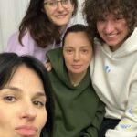 Mariya Efrosinina Instagram - Сьогодні «Фонду Маша» виповнюється три роки!!! Я подумала, що абсолютно логічно зараз було б розповісти вам про всі наші результати роботи та надбання… і передумала… Адже ви зовсім, зовсім нічого не знаєте про життя нашої жіночої спільноти під назвою @masha.foundation , маю на увазі, про те, чим ми, ті хто на сьогодні надали допомогу тисячам жінок та дітей, живемо та рушимо цей світ! Тож, мені хочеться розказати вам трохи цікавих фактів про нас , які ви точно ніколи не зустрічали на наших ресурсах: 💜 Назву Фонду придумала моя компаньйонка та співзасновниця Ксана Нечипоренко @ksanan . Тобто це вона ( а не моє марнославство) сказала, що будемо називатися «Фонд Маша». 💜 В березні 2022 наша команда нараховувала три людин: Ксана та я, плюс наша фантастична директорка @tania_muratkina .. В мене була на той час ще особиста асистентка Настя, але.. 👇🏻 💜 Настя пішла від мене і влаштувалась на роботу в…. «Фонд Маша» менеджером проєктів. Дівчинко, як мені тебе не вистачає, але для Фонду ти- талісман, бо ми ніколи не забудемо, як ти власноручно запакувала того березня 2000 боксів гуманітарної допомоги для дітей, і не впріла) 💜 На сьогодні сумарно в нашій організації працює близько 150 людей ( пишу, й мурашки). Доречі, ми побачилися очно з командою вперше через 12 місяців після початку повномасштабного вторгнення. 💜 За два роки існування @masha.foundation ми жодного разу не бачили очно одну з наших ключових менеджерок Лесю- вона космічно ефективно працює віддалено! 💜 Щодня хтось з нашої команди обов’язково витрачає кілька годин свого життя, щоб вмовити потенційного донора на фінансування. Але всі назавжди навчені одним випадком, який відбувся зі мною : мені сказали, що зі мною хоче поспілкуватися один дуууууже заможний американський бізнесмен, який дуууууже переймається долею українських жінок та дітей та хоче дууууже допомогти! Я зупинила роботу всіх- ми за кілька годин підготували презентацію всіх наших напрямків англійською мовою. Потім ще дві години я англійською по зуму як на державному іспиті відповідала йому на купу запитань типу «а як ви перевіряєте, що її зґвалтували?» По ітогу, цей супер багатий чєл. перевів на рахунок Фонду 500$. Далі буде…