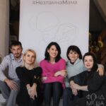 Mariya Efrosinina Instagram - Сьогодні «Фонду Маша» виповнюється три роки!!! Я подумала, що абсолютно логічно зараз було б розповісти вам про всі наші результати роботи та надбання… і передумала… Адже ви зовсім, зовсім нічого не знаєте про життя нашої жіночої спільноти під назвою @masha.foundation , маю на увазі, про те, чим ми, ті хто на сьогодні надали допомогу тисячам жінок та дітей, живемо та рушимо цей світ! Тож, мені хочеться розказати вам трохи цікавих фактів про нас , які ви точно ніколи не зустрічали на наших ресурсах: 💜 Назву Фонду придумала моя компаньйонка та співзасновниця Ксана Нечипоренко @ksanan . Тобто це вона ( а не моє марнославство) сказала, що будемо називатися «Фонд Маша». 💜 В березні 2022 наша команда нараховувала три людин: Ксана та я, плюс наша фантастична директорка @tania_muratkina .. В мене була на той час ще особиста асистентка Настя, але.. 👇🏻 💜 Настя пішла від мене і влаштувалась на роботу в…. «Фонд Маша» менеджером проєктів. Дівчинко, як мені тебе не вистачає, але для Фонду ти- талісман, бо ми ніколи не забудемо, як ти власноручно запакувала того березня 2000 боксів гуманітарної допомоги для дітей, і не впріла) 💜 На сьогодні сумарно в нашій організації працює близько 150 людей ( пишу, й мурашки). Доречі, ми побачилися очно з командою вперше через 12 місяців після початку повномасштабного вторгнення. 💜 За два роки існування @masha.foundation ми жодного разу не бачили очно одну з наших ключових менеджерок Лесю- вона космічно ефективно працює віддалено! 💜 Щодня хтось з нашої команди обов’язково витрачає кілька годин свого життя, щоб вмовити потенційного донора на фінансування. Але всі назавжди навчені одним випадком, який відбувся зі мною : мені сказали, що зі мною хоче поспілкуватися один дуууууже заможний американський бізнесмен, який дуууууже переймається долею українських жінок та дітей та хоче дууууже допомогти! Я зупинила роботу всіх- ми за кілька годин підготували презентацію всіх наших напрямків англійською мовою. Потім ще дві години я англійською по зуму як на державному іспиті відповідала йому на купу запитань типу «а як ви перевіряєте, що її зґвалтували?» По ітогу, цей супер багатий чєл. перевів на рахунок Фонду 500$. Далі буде…