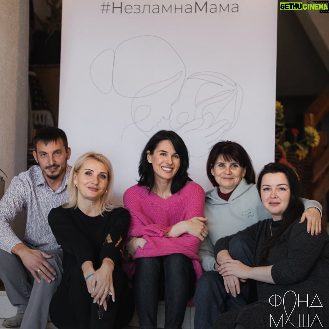 Mariya Efrosinina Instagram - Сьогодні «Фонду Маша» виповнюється три роки!!! Я подумала, що абсолютно логічно зараз було б розповісти вам про всі наші результати роботи та надбання… і передумала… Адже ви зовсім, зовсім нічого не знаєте про життя нашої жіночої спільноти під назвою @masha.foundation , маю на увазі, про те, чим ми, ті хто на сьогодні надали допомогу тисячам жінок та дітей, живемо та рушимо цей світ! Тож, мені хочеться розказати вам трохи цікавих фактів про нас , які ви точно ніколи не зустрічали на наших ресурсах: 💜 Назву Фонду придумала моя компаньйонка та співзасновниця Ксана Нечипоренко @ksanan . Тобто це вона ( а не моє марнославство) сказала, що будемо називатися «Фонд Маша». 💜 В березні 2022 наша команда нараховувала три людин: Ксана та я, плюс наша фантастична директорка @tania_muratkina .. В мене була на той час ще особиста асистентка Настя, але.. 👇🏻 💜 Настя пішла від мене і влаштувалась на роботу в…. «Фонд Маша» менеджером проєктів. Дівчинко, як мені тебе не вистачає, але для Фонду ти- талісман, бо ми ніколи не забудемо, як ти власноручно запакувала того березня 2000 боксів гуманітарної допомоги для дітей, і не впріла) 💜 На сьогодні сумарно в нашій організації працює близько 150 людей ( пишу, й мурашки). Доречі, ми побачилися очно з командою вперше через 12 місяців після початку повномасштабного вторгнення. 💜 За два роки існування @masha.foundation ми жодного разу не бачили очно одну з наших ключових менеджерок Лесю- вона космічно ефективно працює віддалено! 💜 Щодня хтось з нашої команди обов’язково витрачає кілька годин свого життя, щоб вмовити потенційного донора на фінансування. Але всі назавжди навчені одним випадком, який відбувся зі мною : мені сказали, що зі мною хоче поспілкуватися один дуууууже заможний американський бізнесмен, який дуууууже переймається долею українських жінок та дітей та хоче дууууже допомогти! Я зупинила роботу всіх- ми за кілька годин підготували презентацію всіх наших напрямків англійською мовою. Потім ще дві години я англійською по зуму як на державному іспиті відповідала йому на купу запитань типу «а як ви перевіряєте, що її зґвалтували?» По ітогу, цей супер багатий чєл. перевів на рахунок Фонду 500$. Далі буде…