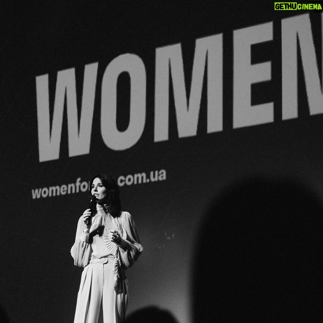Mariya Efrosinina Instagram - На моє щастя, багато жінок пишуть мені, як чекають на зустрічі зі мною.. Але навряд чи вони уявляють, що я чекаю на ці зустрічі в рази сильніше. З 15-ого року я проїхала Україною десятки разів, але те, що відбувається в залах зараз, важко вкласти в слова. Жінки сидять трохи напружені та схвильовані- вони дають зрозуміти, що хочуть користі для себе від цього вечора. Вони красиві, як ніколи - таке враження, що вийшли в соціум або вперше за довгий час, або не стали протистояти бажанню виглядати в цей вечір бездоганно. І як же це круто! Дехто зізнається, що вагалася йти чи не йти? Мовляв, майже не залишилося тієї легкості, з якою можна було раніше зідзвонитися з подружкою та вирішити «а йдем сьогодні на Єфросиніну»- все одно вечір вільний. Але є й ті, хто їде потягами з інших міст цілими компаніями або вдвох ( привіт дівчата, з якими ми сиділи в Одесі в укритті за годину до мого виходу на сцену😉) Ну, і головне! Всі запитання із зали сьогодні про силу. Ні, може здатися, що питають про те, як не втратити віру, звідки брати міць та натхнення, як змусити себе доглядати за собою та здоров’ям, як підживлювати стосунки з коханим.. Але всі вони про силу - нашу з вами силу, дівчата: ми вже два роки, як вивозимо все. Хоча де все? Ми вивозимо більше ніж будь-коли. Мені запитують, як зупинити вік, а я хочу вам сказати, що люди, які втратили віру в життя, взагалі цим не паряться. Жінкам цікаво тотально все про стосунки!! Про зіпсовані війною, про те, як не соромитися відчувати пристрасть та шалене кохання; про те, як почати все наново, якщо війна пробудила те, що раніше завʼяло. А стосунки - це пульс життя!! Жінки України - це і є життя! Життя, яке особисто мене тримає в моїй вірі в цю країну. Мені потрібно обійняти вас так само, як і вам мене. І це щастя, що цього року змога виступів відновилася, хоча іноді обставини життя цьому заважали. Цими вихідними я нарешті буду в Харкові та Дніпрі, куди давно хочу. Буду з вами ділитися тим, про що мені поки не вистачає духу писати в інсті на широкий загал, бо я надто чутливо оберігаю ту зону, де трансформуюся… де знаходжу свої силу і та любов. В наступному році планую продовжувати діалоги з вами! Приходьте..