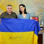 Mariya Efrosinina Instagram - Спіймала себе на думці, що завжди можу виразити всі свої почуття словами.. а сьогодні не можу. В жодне відоме мені слово не вкладається те, що я відчуваю до наших воїнів: до чоловіків та жінок, які професійно присвятили своє життя військовій справі; до чоловіків та жінок, які жодного дня не тримали в руках зброю та різні прилади, але без вагань вступили до лав ЗСУ, щоб захищати нас з вами. Захищати нашу державність. Вони гинуть. І це мій найбільший біль, коли я бачу, як політики сруться, або ссуть проявити характер. Наші воїни другий рік поспіль воюють, мерзнуть та втомлюються без ротацій. Але в них більше згуртованості та міцності ніж в тих, хто сидить в теплих кріслах по всьому світу.. Наші воїни єдині на сьогодні, хто дає нам надію. Я відчуваю себе нікчемою та невдячним гімном, якщо, забігавшись за день, забуваю скинути їм донат. Я відчуваю презирство до тих українців, хто говорить, що то не їхня війна.. Я відчуваю нестерпний біль, коли взнаю, що в наших реабілітаційних таборах «Незламна Мама» вдів побільшало на 40%… Я поклялася собі в жодній мірі не жалітися на життя, поки вони захищають його своїм життям. Я хочу, щоб скоріше все закінчилось, і щоб кожного дня я могла особисто дякувати вам в очі, наші захисники та захисниці! А поки я роблю це в своїх думках та молитвах про вас! Слава нашими ЗСУ 🇺🇦
