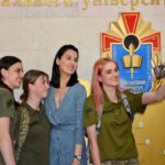 Mariya Efrosinina Instagram - Спіймала себе на думці, що завжди можу виразити всі свої почуття словами.. а сьогодні не можу. В жодне відоме мені слово не вкладається те, що я відчуваю до наших воїнів: до чоловіків та жінок, які професійно присвятили своє життя військовій справі; до чоловіків та жінок, які жодного дня не тримали в руках зброю та різні прилади, але без вагань вступили до лав ЗСУ, щоб захищати нас з вами. Захищати нашу державність. Вони гинуть. І це мій найбільший біль, коли я бачу, як політики сруться, або ссуть проявити характер. Наші воїни другий рік поспіль воюють, мерзнуть та втомлюються без ротацій. Але в них більше згуртованості та міцності ніж в тих, хто сидить в теплих кріслах по всьому світу.. Наші воїни єдині на сьогодні, хто дає нам надію. Я відчуваю себе нікчемою та невдячним гімном, якщо, забігавшись за день, забуваю скинути їм донат. Я відчуваю презирство до тих українців, хто говорить, що то не їхня війна.. Я відчуваю нестерпний біль, коли взнаю, що в наших реабілітаційних таборах «Незламна Мама» вдів побільшало на 40%… Я поклялася собі в жодній мірі не жалітися на життя, поки вони захищають його своїм життям. Я хочу, щоб скоріше все закінчилось, і щоб кожного дня я могла особисто дякувати вам в очі, наші захисники та захисниці! А поки я роблю це в своїх думках та молитвах про вас! Слава нашими ЗСУ 🇺🇦