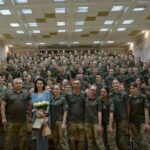 Mariya Efrosinina Instagram - Спіймала себе на думці, що завжди можу виразити всі свої почуття словами.. а сьогодні не можу. В жодне відоме мені слово не вкладається те, що я відчуваю до наших воїнів: до чоловіків та жінок, які професійно присвятили своє життя військовій справі; до чоловіків та жінок, які жодного дня не тримали в руках зброю та різні прилади, але без вагань вступили до лав ЗСУ, щоб захищати нас з вами. Захищати нашу державність. Вони гинуть. І це мій найбільший біль, коли я бачу, як політики сруться, або ссуть проявити характер. Наші воїни другий рік поспіль воюють, мерзнуть та втомлюються без ротацій. Але в них більше згуртованості та міцності ніж в тих, хто сидить в теплих кріслах по всьому світу.. Наші воїни єдині на сьогодні, хто дає нам надію. Я відчуваю себе нікчемою та невдячним гімном, якщо, забігавшись за день, забуваю скинути їм донат. Я відчуваю презирство до тих українців, хто говорить, що то не їхня війна.. Я відчуваю нестерпний біль, коли взнаю, що в наших реабілітаційних таборах «Незламна Мама» вдів побільшало на 40%… Я поклялася собі в жодній мірі не жалітися на життя, поки вони захищають його своїм життям. Я хочу, щоб скоріше все закінчилось, і щоб кожного дня я могла особисто дякувати вам в очі, наші захисники та захисниці! А поки я роблю це в своїх думках та молитвах про вас! Слава нашими ЗСУ 🇺🇦