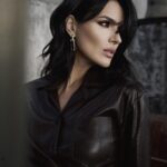Mariya Efrosinina Instagram - Хочу зізнатися… До повномасштабної війни я майже не робила фотосесії для себе, для душі, заради особистих відчуттів.. Тоді була впевненість, що в тому немає сенсу, адже моє життя - то були суцільні зйомки: для тв, інтерв’ю, шоу, журналів, реклами… Мало того, я працювала лише із знайомими фотографами та запобігала експериментів з образами.. Нащо витрачати час на ризик? Все потім.. Потім велика війна… довга пауза, відгризані нігті, сивина в два пальця, ефіри в інсті з брудною головою.. і тотальні погляди з жалем на мене во всій Європі.. мовляв «бідні українські жінки -всі виглядають, як суцільне горе».. Мені, як і кожній з вас, досі згадується той присмак сорому за бажання зробити манікюр.. Рік тому моя знайома фотограф Марина Кокіашвілі запропонувала: «дозволь мені просто тебе познімати, зафіксувати твій стан, таку зовсім іншу тебе». Я подумала: це привід пофарбувати волосся та змінити зачіску, і…погодилася. А потім розплакалася, побачивши результат. Я собі так сподобалась. Вперше за довгий час. А ще мені сподобалося відчуття пробудження в мені жінки. І, найголовніше, абсолютно новий внутрішній пульс - я хочу смакувати те, що нарешті подобаюся собі. Не комусь, не заради роботи, не по затвердженню редакції, а сама собі - така, якою я заслужила бути сьогодні. Така, якою мене закарбувало життя та мій труд над собою… Так за цей рік серед зовсім невеликої кількості задоволень, що я собі дозволяю, зʼявилося нове - я погоджуюсь на зйомки у незнайомих мені фотографів, які хочуть показати мені мене, показати, якою вони мене бачать.. Я не хочу більше відкладати на потім план любити своє відображення. Я прийняла рішення робити це зараз. Сьогодні це, певною мірою, і дає мені силу, і підживлює мене.. Та і потім може не настати.. А ще я більше не хочу поглядів жалю.. Не дочекаються!! *Дякую ЗСУ за можливість писати такі дописи Фото: @agapovandarno Style: @theatrical_bastard & @tsum.kyiv Make up: @my.shura Hair: @danlhair Kyiv, Ukraine
