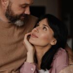 Mariya Efrosinina Instagram - Я перша зізналася тобі у коханні.. майже 22 роки тому. Ти відповів на це: «Дякую» - і я подумала: «нашим стосункам кінець». Сьогодні ми обидва навряд чи порахуємо, скільки разів за ці роки вимовили одне одному «люблю». Тільки ми вдвох з тобою знаємо, чим дається пронести це почуття через два десятиріччя.. Тільки ми вдвох знаємо, що навряд чи зможемо видати посібник з порадами на цю тему, бо ми далеко не ідеальні. І тільки в нашій пам’яті назавжди закарбується еволюція наших почуттів від від 14 лютого 2004 року, коли єдине, що нас турбувало- це те, щоб в той день не народилася наша донька, і не «забрала» у нас свято … і до сьогодні, коли ти доводиш мені свою любов тим, яким ти став. Я злюся, що ти залишив мене саму з дітьми та проблемами..і водночас пишаюся твоїм рішенням йти захищати свою країну і нас. Я прямо зараз пишу цей текст і ображаюся, бо ти вкотре забув, що сьогодні свято «рожевих соплів»…і водночас ржу, бо я б злякалася, якби ти про нього згадав і написав мені вірші) Я ненавиджу, що, коли ти в Києві, ти постійно на телефонах та в частині… і водночас тихо радію, бо, завдяки вашим з командою успіхам, тебе тепер викликають в підрозділ, і ми можемо знов ходити на побачення) *Сподіваюсь, ти прочитаєш цей допис, і таки принесеш мені ті квіти ))