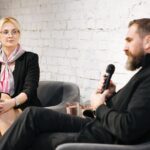 Mariya Efrosinina Instagram - Середній вік початку статевого життя в Україні — 14,4 років у хлопчиків та 15,1 у дівчаток- такі дані в UNICEF. А за даними Міністерства охорони здоровʼя тільки за 2018 рік 118 дівчат, молодших за 14 років, стали матерями, а понад 5700 народили у віці від 15 до 17 років. Ще найгірша ситуація із вірусом імунодефіциту- Україна посідає перше місце в Європі за швидкістю розповсюдження ВІЛ-інфекції. Як бачимо, питання сексуальної освіти стоїть гостро, тому днями відбувся відкритий діалог за участі @masha.foundation , Фонду Олени Пінчук @olenapinchuk_foundation та студії онлайн-освіти @edera_ua щодо стратегії реформування сексуальної освіти в Україні. В обговоренні взяв участь Міністр освіти та науки України Оксен Лісовий. Команда нашого давно займається тематикою статевого виховання та наслідками його відсутності, такими як домашне насилля чи гендерна дискримінація. Масштаби проблеми в Україні величезні, навіть прогресивні освічені люди, з якими я взаємодіяла на наших заходах, стигматизують тему сексу та сексуальності, табуюють її у своїх родинах ( погортайте карусель) На додаток, до сексуальної освіти ставляться як до того, що спонукатиме їхніх дітей до раннього початку сексуального життя, а це абсолютно не так. Згідно з дослідженням UNESCO, впровадження сексуальної освіти в школах сприяє підвищенню знань молоді про своє тіло і стосунки, ставлення до сексуального та репродуктивного здоровʼя, відстроченню віку початку статевого життя, частішому використанню засобів контрацепції. Ця зустріч була вкрай важливою з точки зору розуміння всіма сторонами, скільки викликів та перепон треба подолати, щоб наші діти нарешті перестали бачити в сучасних підручниках про те, що дівчина в короткій спідниці та з помадою на губах сама спонукає кривдника до насильницьких дій..