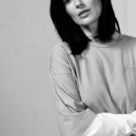 Mariya Efrosinina Instagram - Я так досі і не маю сталої відповіді на запитання:«Ти Як?» Бо я по-різному. Тримаюся. А іноді ні.. Але я знаю точно лише одне: якби я носила всі переживання в собі, якби в мене не було, з ким про все поговорити.. якби не мої рідні люди.. можливо єдиною моєю відповідю було б: «Я погано!» Але ні, я не погано. Бо навчилася поважати свої стани. І довіряти собі . А також довіряти фахівцям, яки мені допомагають! Звертатися по допомогу- це не слабкість. Це сила, яка зміцнює любов до себе! Я дуже рада, що сьогодні стала частиною такого потужного маніфесту від @howareu_program про необхідність піклуватися про себе. Кожен і кожна, кого ви бачите в цьому відео за читанням вірша @monatik_official має свій стан, свою відповідь на питання «ти як?», але закликає вас не забувати про себе! Дякую @olenazelenska_official @timur.miroshnychenko @kvittkova @yegorgordeev @kazka.band @katyasilchenko @vlad.shevchenko_