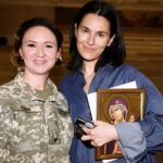 Mariya Efrosinina Instagram - Чи знаєте ви, хто такі військові капелани? Це священнослужителі, які отримали мандат на право здійснення військової капеланськоі діяльності с правом на проходження військової служби. Говорячи простою мовою, для наших воїнів на фронті вони сьогодні і писихологи, і духовні наставники, і побратими, і рідні люди.. Вчора я зустрілася вже з третьою групою військових капеланів, які вступили до Військового Інституту КНУ ім. Тараса Шевченка. Здавалося, що в нас може бути спільного? Але розмова тривала більше години. Ці зрілі та досвідчені чоловіки ( багато з них вже кілька років перебувають на фронті) беруть на себе всі стани наших військових: допомагають їм впоратися із всіма психологічними навантаженнями, страхами та болем. Вони ж готують їх до адаптації до мирного життя по повернені до родин з передової. А ми у @masha.foundation намагаємось до того ж підготувати жінок в тилу. Розмова була важка. Здається, що масштаб проблем безкінечний. Чоловіки та жінки втомилися. Дуже. Воїни демотивовані тим, що бачать «нарядне» життя наших міст, жінки не хочуть ділитися болем, мовляв «а кому зараз легко».. Домовились допомагати одне одним: запропонувала капеланам спрямовувати до наших фахівців дружин військових. Вони ж попросили більше привертати увагу до того, щоб військові бачили, що їх цінують та підтримують. Інакше, біда. І я з ними згодна. Якщо ви раптом ловите себе на думці, що в вашому житті є щось цінніше за допомогу військовим сьогодні, одразу усвідомлюйте одну річ - якщо наші воїни не втримаються, всі ваші «найцінніші цінності» зникнуть в одну мить і не матимуть вже жодного значення. Військовий інститут КНУ імені Тараса Шевченка
