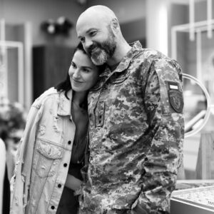 Mariya Efrosinina Instagram - За двадцять років нашого подружнього життя ми, навіть в кризові часи всі рішення приймали разом. Жодного рішення щодо нашої родини ми не прийняли з тобою по окремо..

Окрім одного єдиного. Твого рішення піти до лав Збройних Сил України. 

Як я злилася. Як ображалася на тебе, що залишаєш мене саму. З дітьми. З купою купезною проблем та труднощів. З заробітками..
Як страждала, що не порадився зі мною…
Як плакала від страху, бо знаю, що ти тримав зброю, лише, коли водив мене на побачення в тир два десятки років тому..

Ти сказав: «Я не можу інакше, Машаня. Я не знаю навіть, як продовжувати просто жити в Києві, коли наш дім, наше життя, тебе та наших дітей прийшли знищувати. Я не розумію, що ще зараз може бути для мене важливішим, ніж зробити все, що в моїх силах. Діти колись мене зрозуміють. Ти теж..»

Тоді я злилася, але всередині, насправді, пишалася тобою. Боялася за тебе до панічних атак, але не стала вдаватися до маніпуляцій- за двадцять років я вперше відчула, що мені краще просто прийняти твоє рішення.

Ти- мій захисник. Завжди. А зараз ще й всієї країни.

Вже більше року мені дуже-дуже паршиво на самоті.
Я то багато плачу, то не можу вичавити ані сльозинки, так задавлюю весь біль всередині. Але я сильна, і ти прекрасно це знав, коли приймав своє рішення..

А я тепер точно знаю, що справжні мужність, сила та гідність існують - це ти, Тимур.

@timur_khromaev