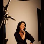Mariya Efrosinina Instagram - Майже цим складом ми робили мою першу з моменту вторгнення фотосесію рік тому... у Варшаві… Дівчата @goltsberg та @bemzushka зʼїхалися хто звідки.. Було дивно тоді -зніматися ніби в мирні часи. Але потрібні були нові фото для роботи. Ми ставили українські пісні і відчували себе рідними сестрами на чужині.. І ось рік потому, ми в Київській фотостудії, ледь звели всі графіки - у всіх все розписано до грудня. На зйомку лише дві години. Настрій не такий обнадійливий як минулоріч, але є впевненість, що ми через все обов’язково пройдемо! Адже вже багато, через що пройшли. І багато, що зробили. Треба працювати далі. *ДЯКУЮ ЗСУ ЗА ЦЮ МОЖЛИВІСТЬ 🇺🇦