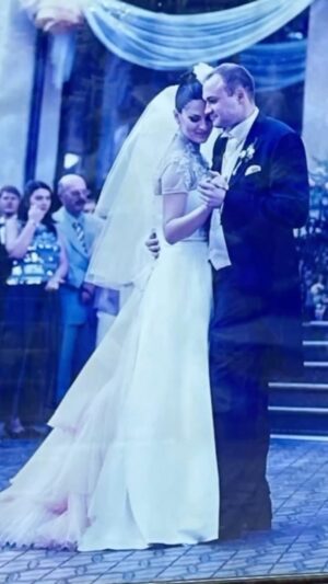 Mariya Efrosinina Instagram - Святкування нашої  20-ої річниці, на яке ми не заслужили..

Бо його не буде..

Двадцять років тому, під час нашого казкового весілля, Тимур прошепотів мені на вухо: 
«На 20-ту річницю зробимо свято ще крутіше!»

В нас вже був і сценарій шаленої пати, і нескінченний лист гостей, які пройшли з нами ці роки, відіграючи в різні періоди важливі ролі для нашої родини..

Ми з Тимуром за ці роки створили нашу оселю в Києві, народили тут двох дітей. Побудували карʼєри, кожна з яких була направлена на розвиток як соціальної так і економічної складової країни!!
Він, на третину осетин, на третину грузин…
Я -кримчанка … Ми створили нашу Українську родину!
Планували будувати будинок та розвивати екосистему своїх бізнесів.

І прийшла одна хвора на всю голову мерзенна падла зі своєю армією вбивць, і вирішила в нас все це забрати, як і у мільйонів сімей країни, проголосивши всіх нас на#истами та негідною нацією…

Ця залупа забрала в мене спокій за мою родину, спокій за мого чоловіка..
Ця мразота забрала в нас наші плани та сльози щастя, залишивши лише сльози страху та розлук..

Тому сьогодні я хочу сказати всім родинам, які переживають те саме, - бункерний вишкребок та його шобла поплатяться за все. Обов’язково!
І ось тоді ми з вами будемо святкувати!

Слава нашій Україні!
Слава нашим чоловікам-воїнам, нашим жінкам-героїням!
Донатимо та наближаємо нашу перемогу!

*Пісня @k.a.d.n.a.y