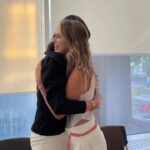 Mariya Efrosinina Instagram - «Мама, молю, не дай крінжа!» - скаже моя Нана” - це перше, про що я подумала, коли @anita_solovei запросила мене стати хедлайнером великого Форуму Блогерів #OrangeForum Та я і сама завжди прям здригаюся, коли мене називають блогеркою - в мене, як і у більшості людей достатньо сформоване ставлення до такого явища як блогінг. Якщо коротко, то для мене здебільшого - це люди, які досягають в ньому шаленої популярності, збираючи свою авдиторію казково намальованою картинкою щастя, потім вони гучно розлучаючись, поливають одне одного брудом, потім знов «знаходять любов».. і між всіма цими етапами в них супер багато реклами. Аніта переконала мене, що я мислю стереотипно, однією ремаркою: «а ви знаєте, скільки завдяки блогосфері було зібрано коштів на допомогу ЗСУ за півтора роки? Десятки мільйонів! А скільки людей, які розвинули свій професійний блог, мають змогу утримувати свої родини, і знову ж таки донатити! Скільки жінок-блогерок говорять сьогодні про всі можливі види здорового підходу до свого життя під час страшної війни, допомагаючи підписницям.. тощо» Тому мені самій стало дуже цікаво поміркувати майже перед тисячною залою людей, які сьогодні мають свої послідовників у соцмережах, що таке насправді блогінг! І як екологічний підхід та автентичність автора блогу може дійсно щось змінювати та комусь допомагати. Моя окрема величезна подяка всім дівчатам і хлопцям, яки терпеливо так довго чекали на фото- для мене це дуже цінно! Особливо в тусовці блогерів 😉