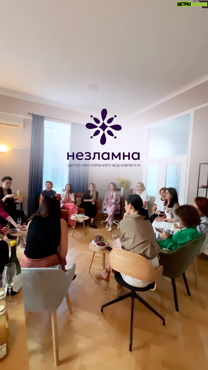 Mariya Efrosinina Instagram - “Психологи для психів” - це така сама несенітниця, як і стигма «бʼє, значить, любить».. Справедливості заради, скажу, що зараз кількість людей, які визнають необхідність звертатися по психологічну допомогу, зростає просто космічно. Я раділа б цьому за мирних часів. Але сьогодні ми всі розуміємо гірку тому причину .. Але так само чесно, маю визнати й факт, що навряд чи відкрила б Центр Ментального Здоровʼя Жінки в такі шалені строки, якби не велика війна… Тож є як є! Я стою в приміщенні Центру «Незламна» і вітаю 16 професійних психологів, з якими ми заключили меморандум про співпрацю. І які вже здійснили 600 консультацій за півтора (!!!) місяця тестової роботи Центру! Стою і дивлюся в їхні очі, людей, які вірять в нашу справу, вірять в нашу команду та в місію @masha.foundation Багатьох побачила вперше - деякі працюють онлайн, деякі проходили випробувальні терміни. Дивлюся на своїх дівчат- директорку @masha.foundation Таню @tania_muratkina , на директорку Центру Олену @olenafv , на керівницю психологічного напрямку Катю @kateryna_timakina.clin.psy - таких втомлених, трохи виснажених, але всі з блиском в очах.. Бо вже відчули, яку користь їхня робота приносить іншим, як змінюються долі жінок, яки вирішили довіритися саме нашому Фонду! Дивлюся на свою партнерку Ксану @ksanan , жінку, для якої немає нічого неможливого. Жінку, яка дуже щедро годує своєї енергією! Яка єдина на мої страхи, що ми ніколи не знайдемо кошти на психологічну допомогу в країні, яка воює, і люди віддають останнє на ЗСУ, знає, що відповісти, щоб ми зібрали свої мізки до купи та вигадали щось … А ще в нас є служба звʼязків з громадськістю під керівництвом @olbalaban , керівники проєктів та адміністрація!! Йомайо- ми вже велика організація! «Ура! Ми відкрили Центр, про який мріяли», -прокричали ми! І миттєво заговорили, що тепер ми мріємо про подібні Центри в містах України ) Щоб ми могли допомагати більшій й більшій кількості жінок, яки втратили сили та сенси життя! Бо ми знаємо, як це зробити! Я тремчу та радію! А тим часом, в профілі @masha.foundation вже розмістили розклад терапій на вересень. Чекаємо на вас, дівчата!!!