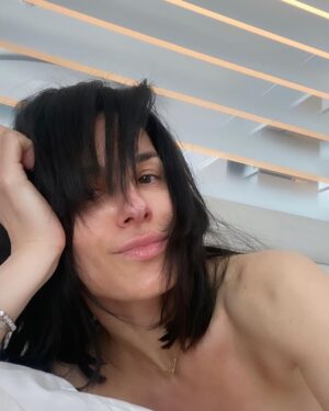 Mariya Efrosinina Instagram - Де хочу, там і голю себе.. а не тому, що маю це для когось робити..

Як хочу, так і стрижуся.. а не тому, що маю підходити під чийсь типаж..

Який маю настрій, так і вдягаюся.. а не так, як має одягатися жінка в моєму віці.

Коли хочу, тоді і вагітнію… а не тому, що маю встигнути до певного віку.

Не хочу, не вагітнію.. 

Як хочу, так і виглядаю… а не так, як маю виглядати на  чиюсь думку..

Для себе, дівчата, кожна з нас і є 10 з 10. 
І була б завжди, якби не вилупки, які все наше життя вважають за потрібне вказувати, як ми маємо виглядати, щоб заслужити їхнє схвалення та зацікавленість.

Тож, шановні даватєлі порад як має виглядати жінка, щоб ви її якось там оцінили, ось моя вам порада - спершу візьміть сантиметри, та позамірюйте собі те, що дуже добре поясніть вам, чому саме там наразі перебувають ваші мізки.

Бо «маєш бути» мені може сказати лише одна  людині в цьому житті.
 Це Я САМА.