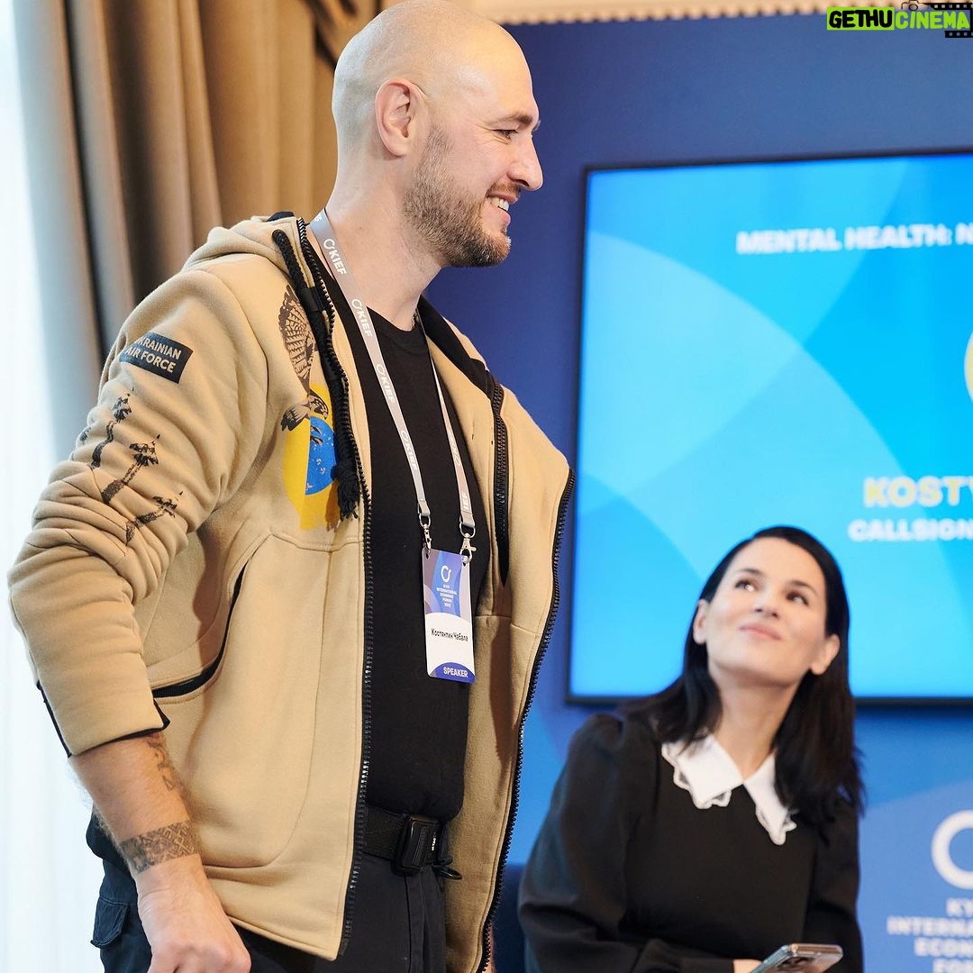 Mariya Efrosinina Instagram - Є дві новини, щодо ситуації з психологічним станом ветеранів- добра та погана. Добра полягає в тому, що про цю проблему та про етику поведінки цивільних із учасниками бойових дій говорять, та говорять багато- вона реально є соціальною повісткою. Принаймні факт того, що всі впливові заходи включають її в панелі для обговорення, не зважаючи на те, що їхні формати такого ніколи не передбачали. От як Київський Міжнародний Економічний Форум @forumkyiv наприклад. А далі йдуть погані новини… Згідно дослідженням та показникам: - суспільство не знає, як має правильно спілкуватися та поводитися з людьми у військовій формі та ветеранами з важкими пораненнями та ампутаціями. - більшість населення вважає, що ветеран війни - це той, хто вже відсторонений від служби через фізичну непринадність, що є хибною думкою. - мало хто в тилу готовий до того, що ПТСР, з якими захисники та захисниці повертатимуться додому- це клінічний діагноз, який має важкі поведінкові прояви і потребує лікування. І ми сьогодні бачимо достатньо агресивну реакцію цивільного населення на це. Відбувається це через необізнаність, або через небажання поцікавитися, як має бути. - у держави немає єдиної системи надання допомоги ТАКІЙ кількості ветеранів. Як і всі верстви в країні, ця теж не була готова до війни та таких наслідків. - підприємства та державні установи лише розробляють інструменти працевлаштування воїнів, особливо із пораненнями. - самі ветерани не хочуть звертатися по психологічну допомогу. Або попросту - не можуть, через важкість та глибину психологічних травм. Треба розробляти національну програму привернення не лише їх уваги, але й довіри до фахівців. На цьому зупинюся, бо перечитала перелік, і сама хочу піти вдаритися головою об стіну. Але я розумію, що треба починати дивитися проблемам в очі. Ми стільки всього подолали: жах,страхи, горе, живемо в непрестанній трагедії наших міст, рідних та знайомих.. Ми подолаємо і це. І знаєте як? Починаючи з себе! Якщо, прочитавши цей допис, ви загуглите «як правильно поводитися з військовими?», потрапите на поради фахівців. А потім розкажіть прочитане дітям.. Ми ж продовжуватимемо працювати з цією темою. Як, сподіваюся, і держава. Kyiv, Ukraine