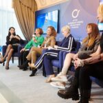 Mariya Efrosinina Instagram - Є дві новини, щодо ситуації з психологічним станом ветеранів- добра та погана. Добра полягає в тому, що про цю проблему та про етику поведінки цивільних із учасниками бойових дій говорять, та говорять багато- вона реально є соціальною повісткою. Принаймні факт того, що всі впливові заходи включають її в панелі для обговорення, не зважаючи на те, що їхні формати такого ніколи не передбачали. От як Київський Міжнародний Економічний Форум @forumkyiv наприклад. А далі йдуть погані новини… Згідно дослідженням та показникам: - суспільство не знає, як має правильно спілкуватися та поводитися з людьми у військовій формі та ветеранами з важкими пораненнями та ампутаціями. - більшість населення вважає, що ветеран війни - це той, хто вже відсторонений від служби через фізичну непринадність, що є хибною думкою. - мало хто в тилу готовий до того, що ПТСР, з якими захисники та захисниці повертатимуться додому- це клінічний діагноз, який має важкі поведінкові прояви і потребує лікування. І ми сьогодні бачимо достатньо агресивну реакцію цивільного населення на це. Відбувається це через необізнаність, або через небажання поцікавитися, як має бути. - у держави немає єдиної системи надання допомоги ТАКІЙ кількості ветеранів. Як і всі верстви в країні, ця теж не була готова до війни та таких наслідків. - підприємства та державні установи лише розробляють інструменти працевлаштування воїнів, особливо із пораненнями. - самі ветерани не хочуть звертатися по психологічну допомогу. Або попросту - не можуть, через важкість та глибину психологічних травм. Треба розробляти національну програму привернення не лише їх уваги, але й довіри до фахівців. На цьому зупинюся, бо перечитала перелік, і сама хочу піти вдаритися головою об стіну. Але я розумію, що треба починати дивитися проблемам в очі. Ми стільки всього подолали: жах,страхи, горе, живемо в непрестанній трагедії наших міст, рідних та знайомих.. Ми подолаємо і це. І знаєте як? Починаючи з себе! Якщо, прочитавши цей допис, ви загуглите «як правильно поводитися з військовими?», потрапите на поради фахівців. А потім розкажіть прочитане дітям.. Ми ж продовжуватимемо працювати з цією темою. Як, сподіваюся, і держава. Kyiv, Ukraine
