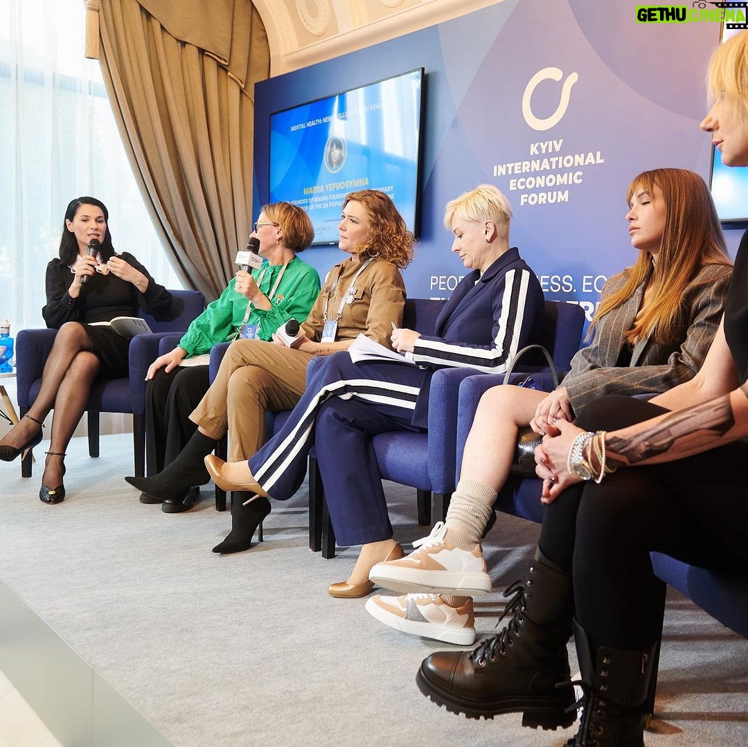 Mariya Efrosinina Instagram - Є дві новини, щодо ситуації з психологічним станом ветеранів- добра та погана. Добра полягає в тому, що про цю проблему та про етику поведінки цивільних із учасниками бойових дій говорять, та говорять багато- вона реально є соціальною повісткою. Принаймні факт того, що всі впливові заходи включають її в панелі для обговорення, не зважаючи на те, що їхні формати такого ніколи не передбачали. От як Київський Міжнародний Економічний Форум @forumkyiv наприклад. А далі йдуть погані новини… Згідно дослідженням та показникам: - суспільство не знає, як має правильно спілкуватися та поводитися з людьми у військовій формі та ветеранами з важкими пораненнями та ампутаціями. - більшість населення вважає, що ветеран війни - це той, хто вже відсторонений від служби через фізичну непринадність, що є хибною думкою. - мало хто в тилу готовий до того, що ПТСР, з якими захисники та захисниці повертатимуться додому- це клінічний діагноз, який має важкі поведінкові прояви і потребує лікування. І ми сьогодні бачимо достатньо агресивну реакцію цивільного населення на це. Відбувається це через необізнаність, або через небажання поцікавитися, як має бути. - у держави немає єдиної системи надання допомоги ТАКІЙ кількості ветеранів. Як і всі верстви в країні, ця теж не була готова до війни та таких наслідків. - підприємства та державні установи лише розробляють інструменти працевлаштування воїнів, особливо із пораненнями. - самі ветерани не хочуть звертатися по психологічну допомогу. Або попросту - не можуть, через важкість та глибину психологічних травм. Треба розробляти національну програму привернення не лише їх уваги, але й довіри до фахівців. На цьому зупинюся, бо перечитала перелік, і сама хочу піти вдаритися головою об стіну. Але я розумію, що треба починати дивитися проблемам в очі. Ми стільки всього подолали: жах,страхи, горе, живемо в непрестанній трагедії наших міст, рідних та знайомих.. Ми подолаємо і це. І знаєте як? Починаючи з себе! Якщо, прочитавши цей допис, ви загуглите «як правильно поводитися з військовими?», потрапите на поради фахівців. А потім розкажіть прочитане дітям.. Ми ж продовжуватимемо працювати з цією темою. Як, сподіваюся, і держава. Kyiv, Ukraine